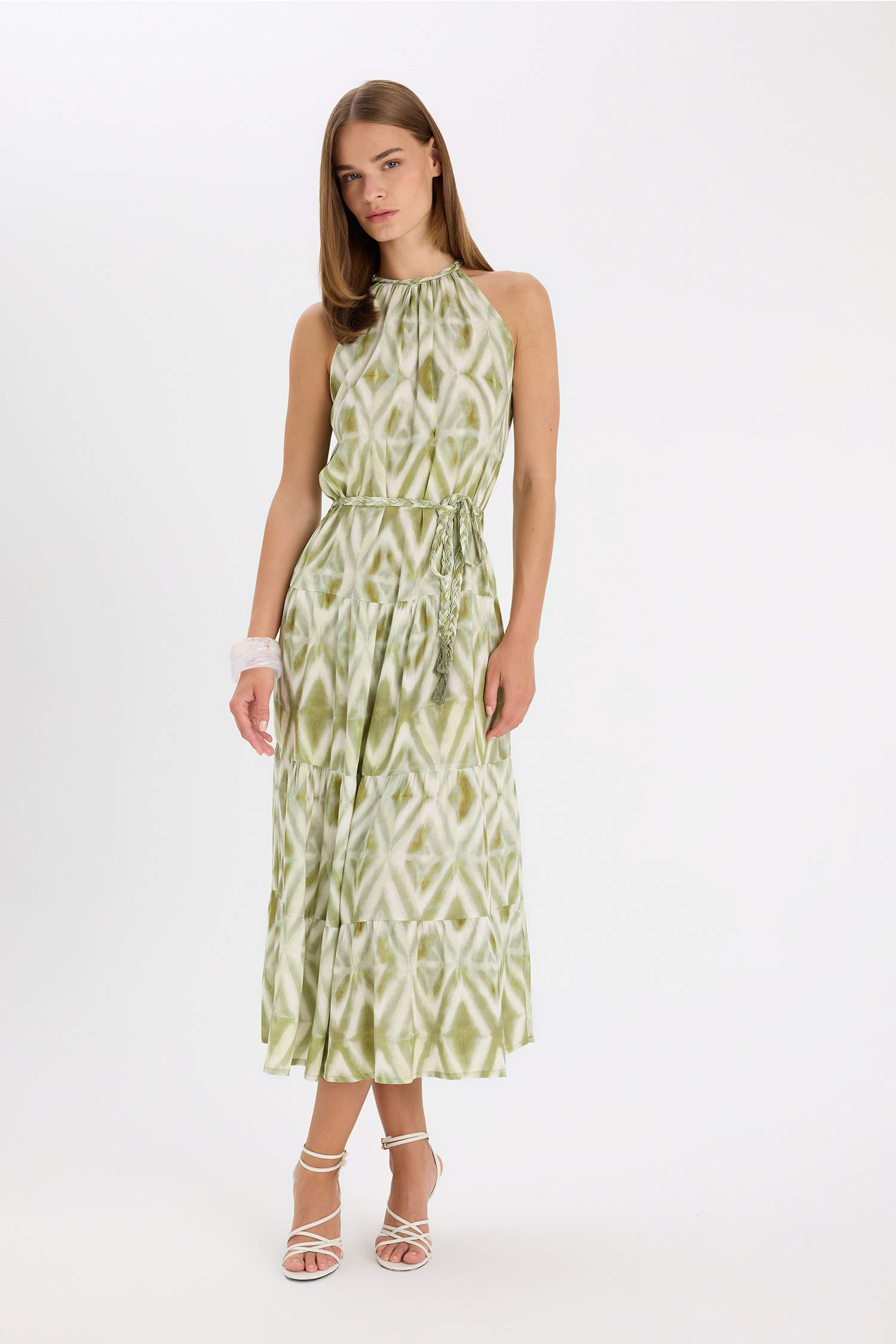 A Kesim Halter Yaka Desenli Krinkıl Kumaş Kemerli Kolsuz Maxi Abiye Elbise