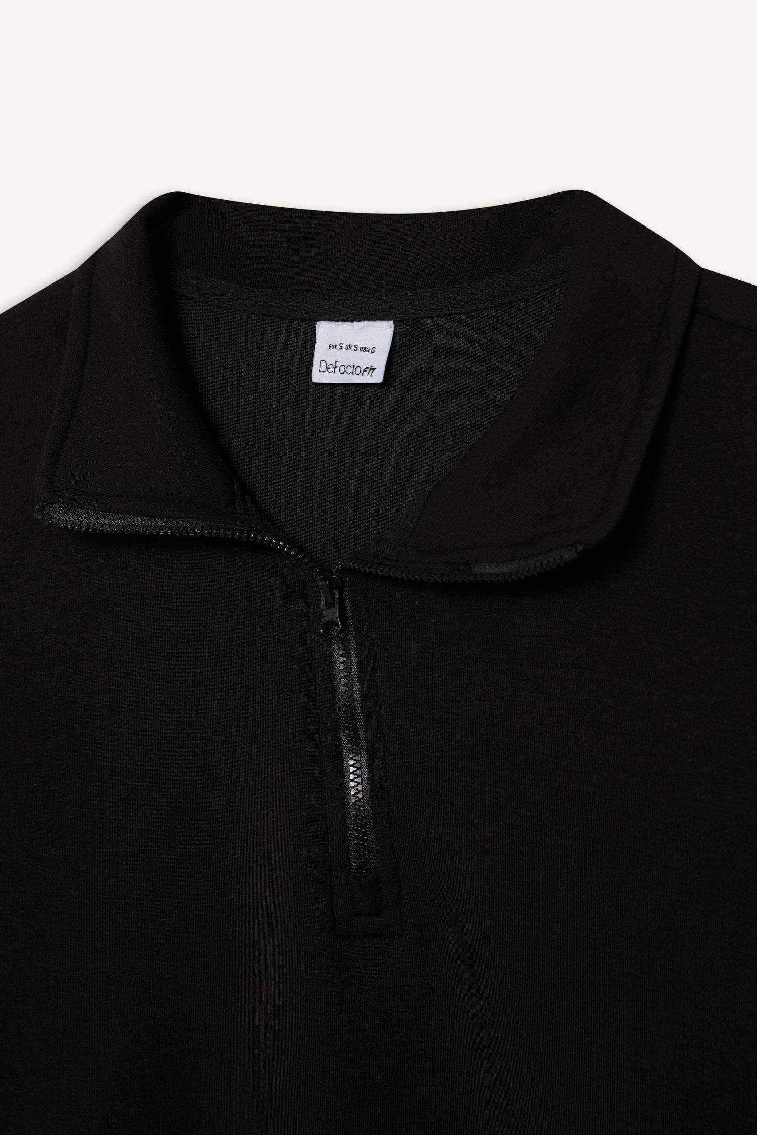 سويت شيرت رياضي اوفر سايز بياقة عالية من DeFactoFit