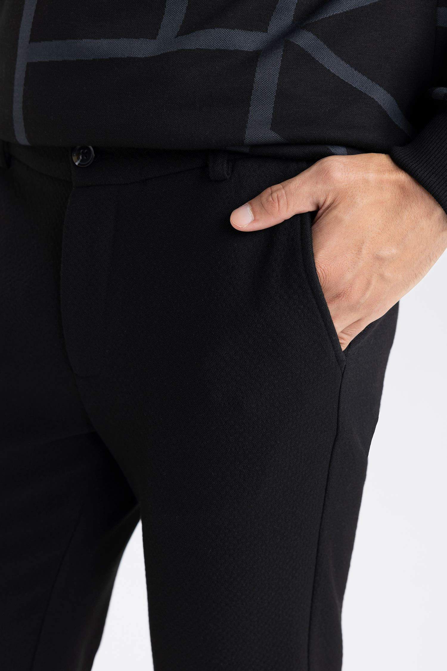 بنطلون اسود جوجر فيت برجل ضيق