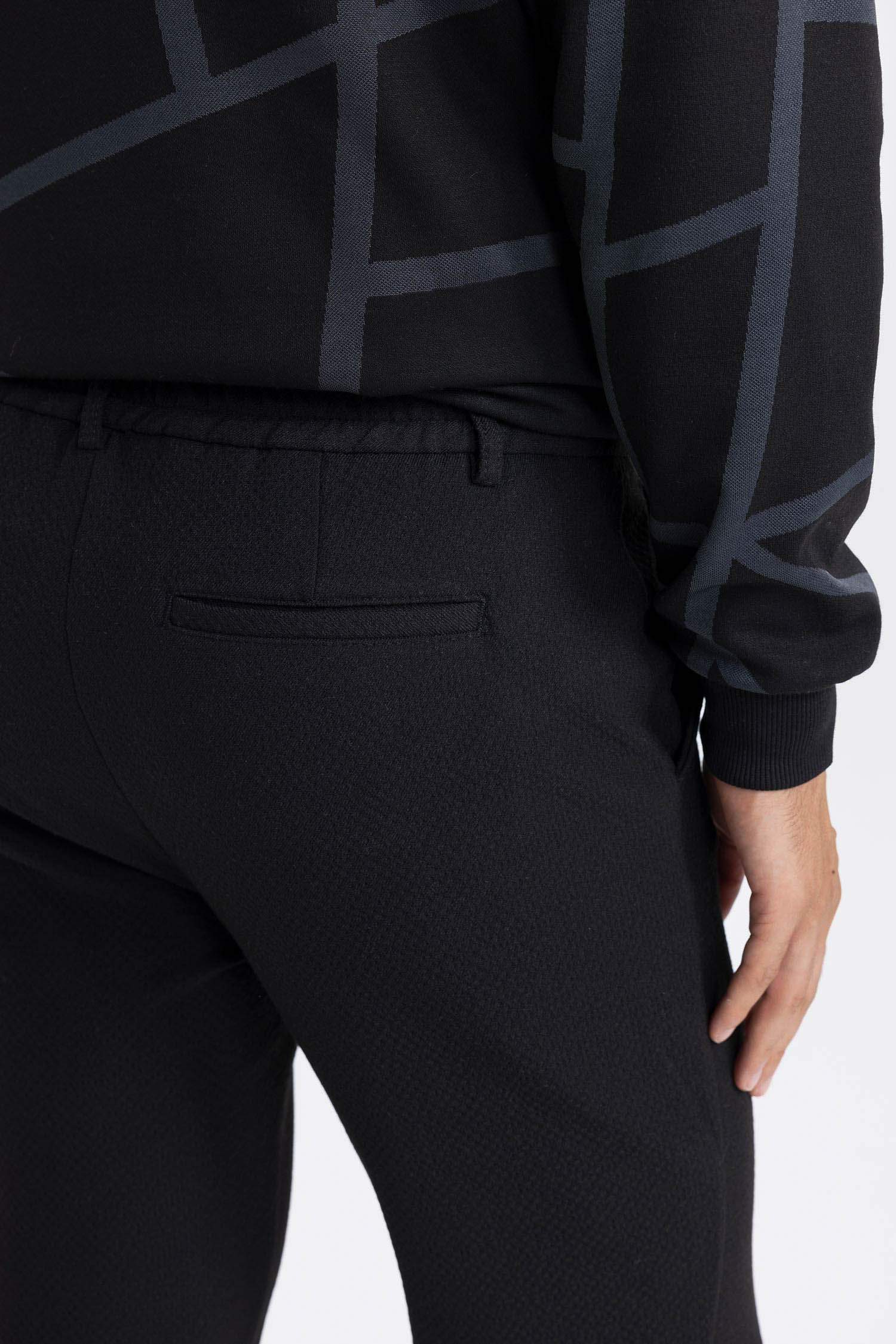 بنطلون اسود جوجر فيت برجل ضيق