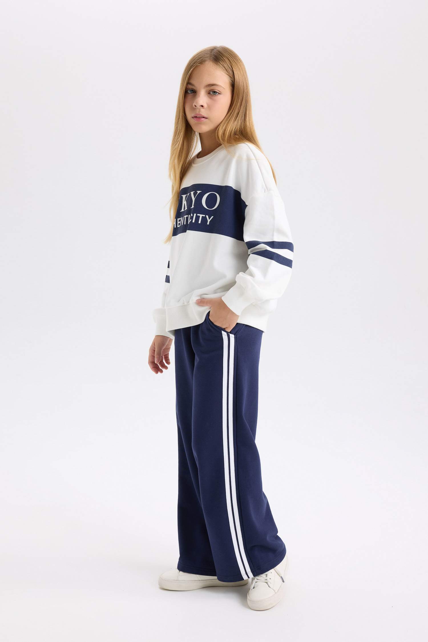 Свитшот оверсайз в полоску с круглым вырезом для девочек