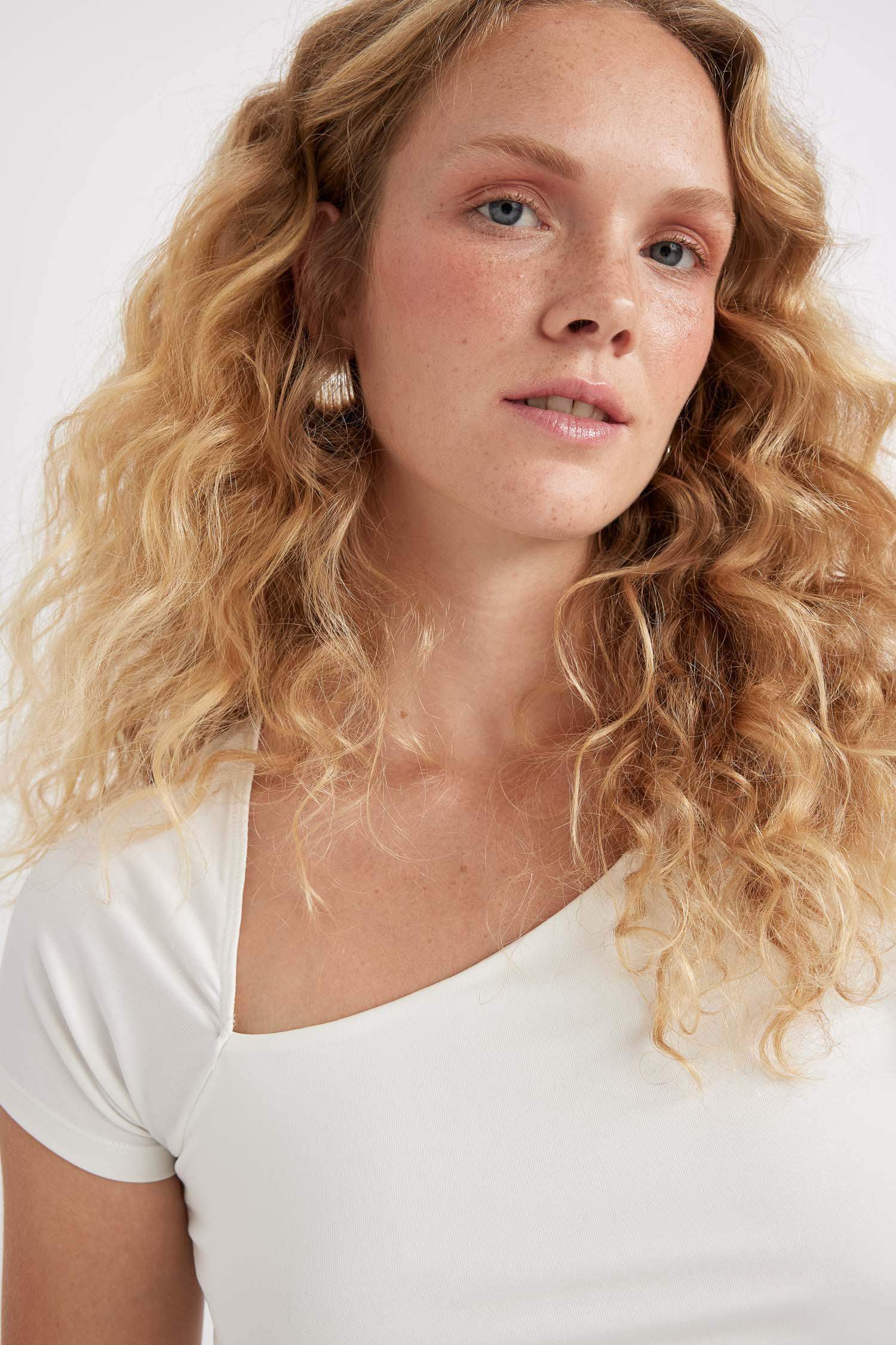 Kayık Yaka Basic Düz Kısa Kollu Tişört