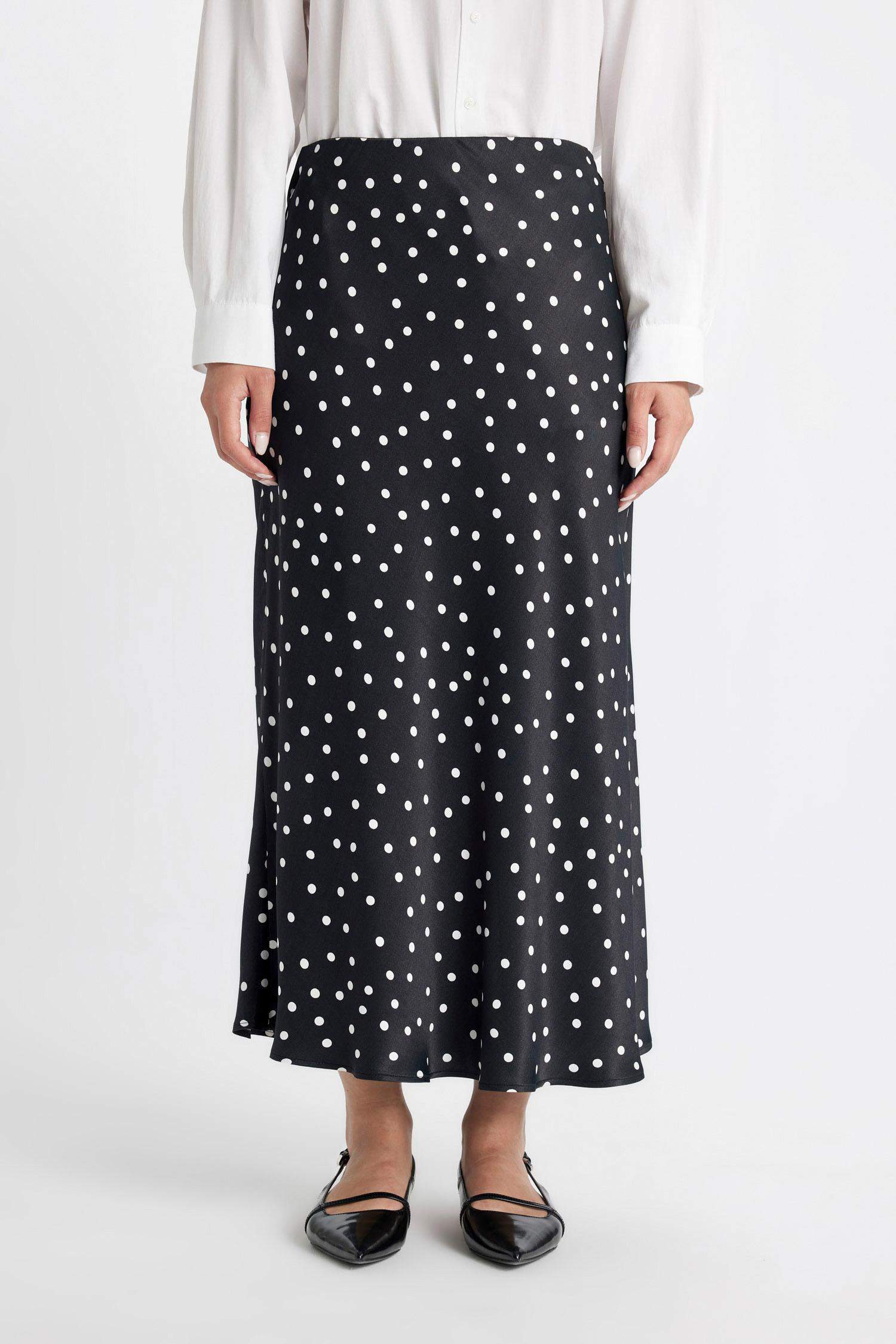 A Kesim Puantiyeli Saten Maxi Etek