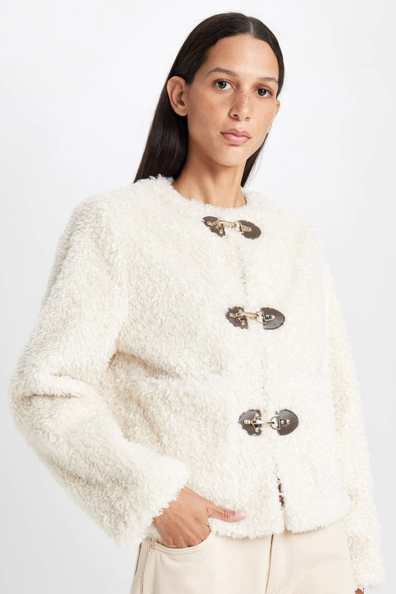 جاكيت فرو صناعي قصة مريحة بأزرار