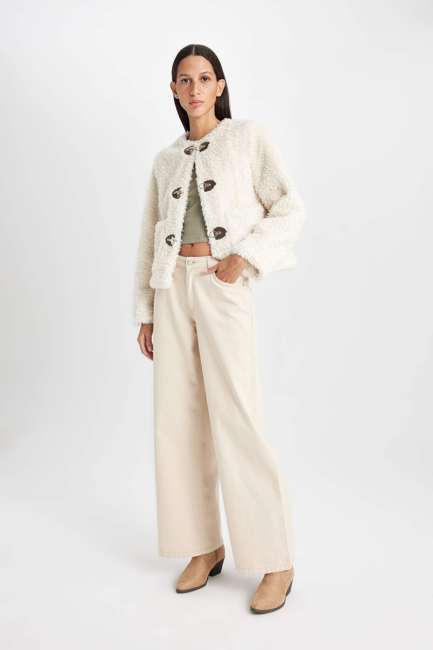 جاكيت فرو صناعي قصة مريحة بأزرار