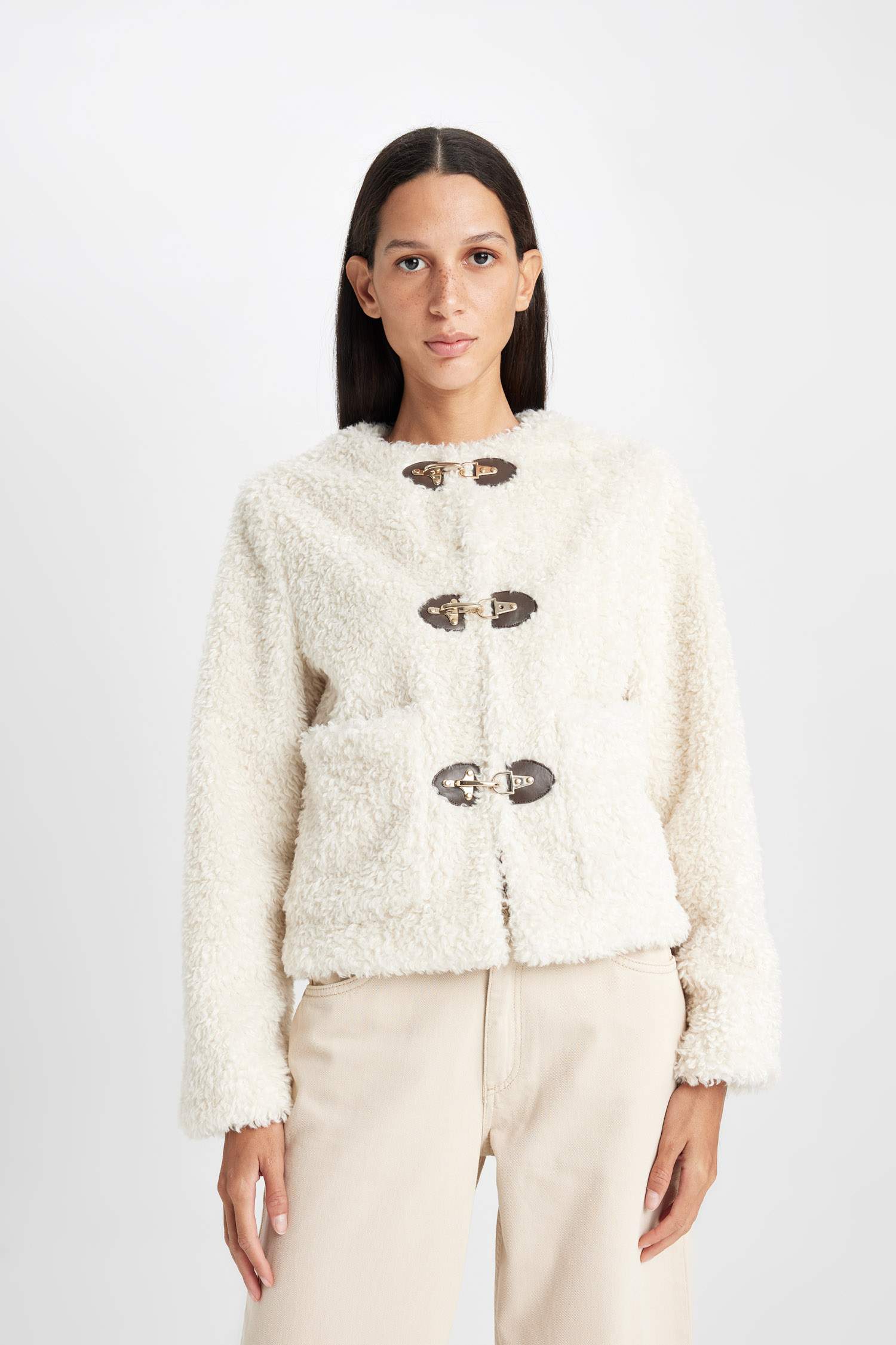 جاكيت فرو صناعي قصة مريحة بأزرار