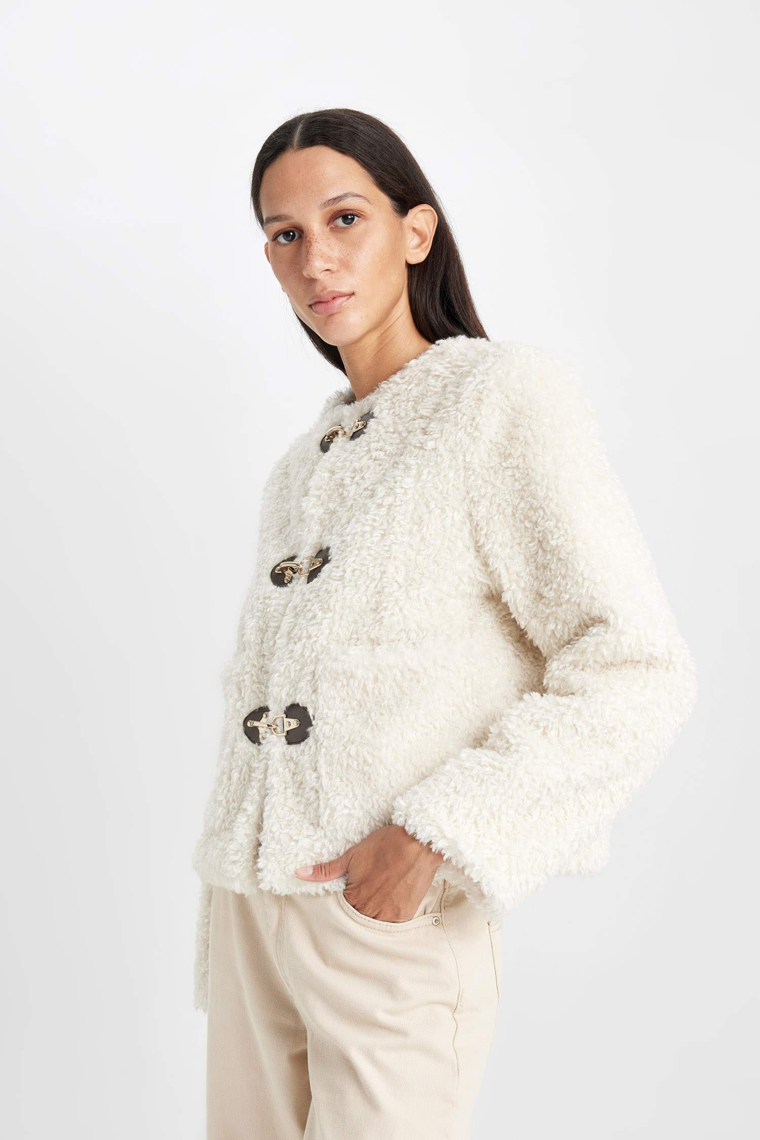 جاكيت فرو صناعي قصة مريحة بأزرار