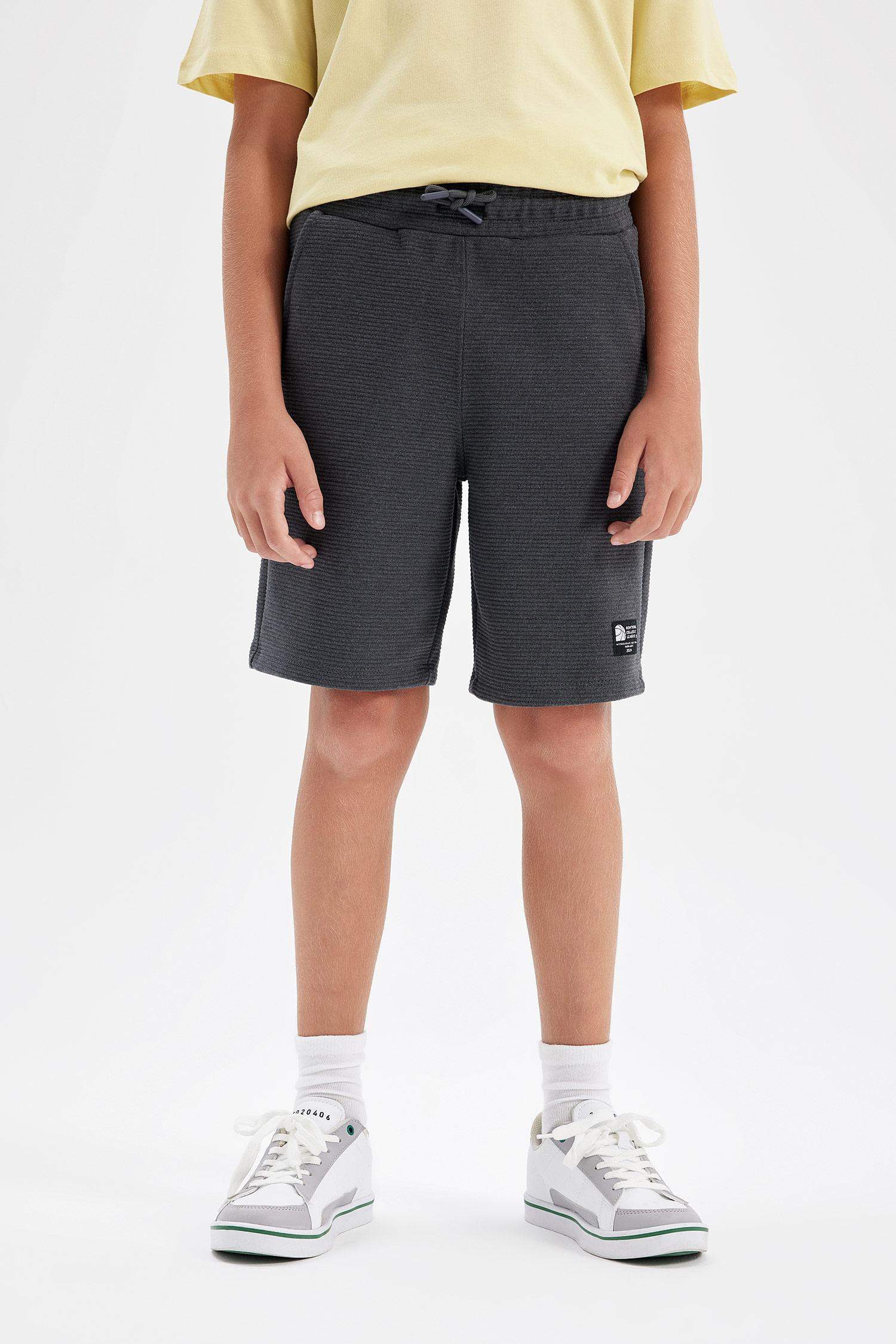 شورت ولادي قصة عادية