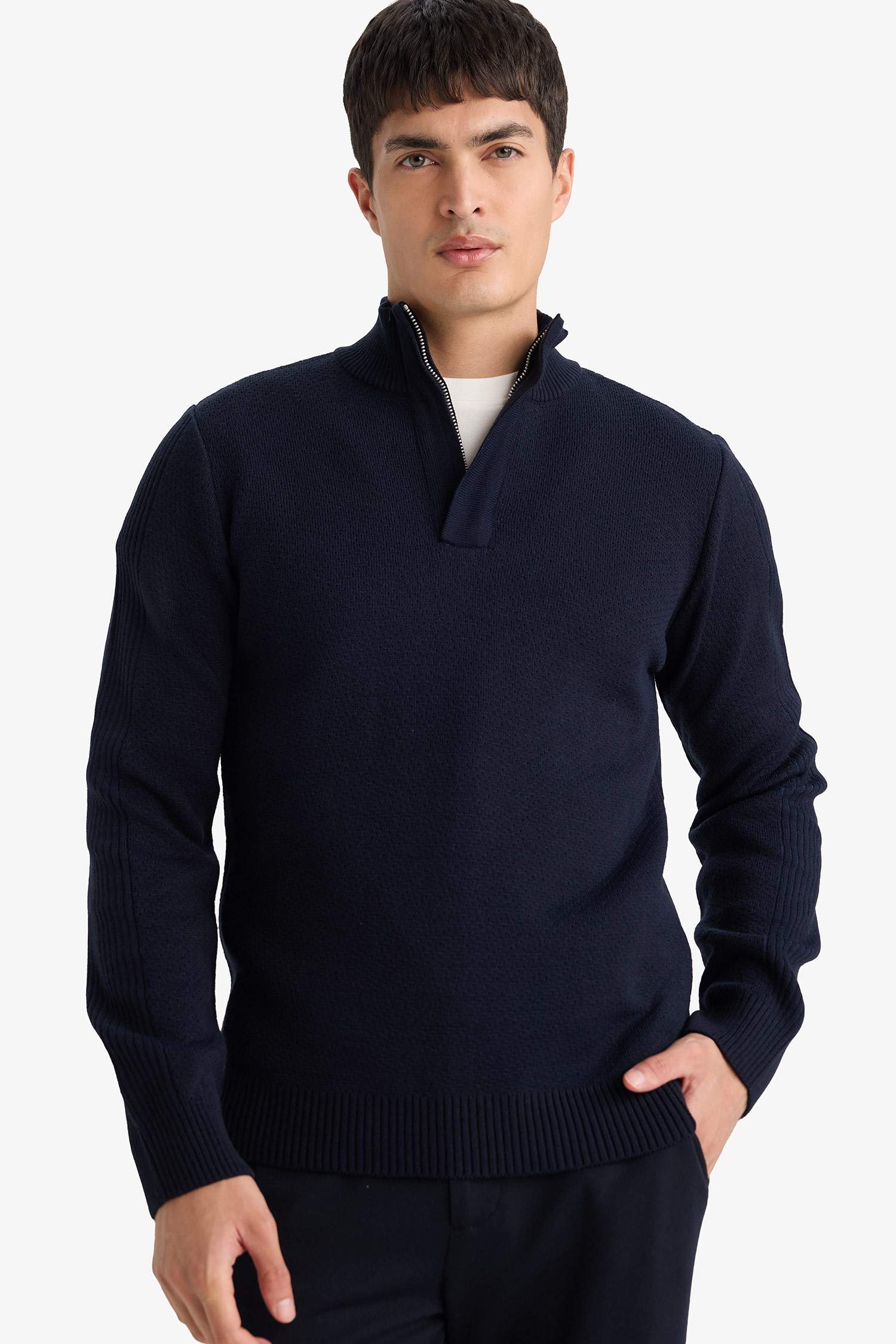 بلوفر تريكو قصة عادية برقبة عالية