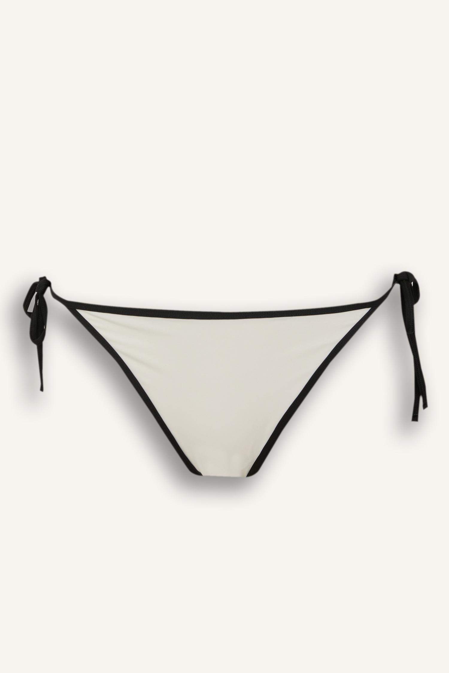 كلوت بكيني قصة عادية من Fall in Love