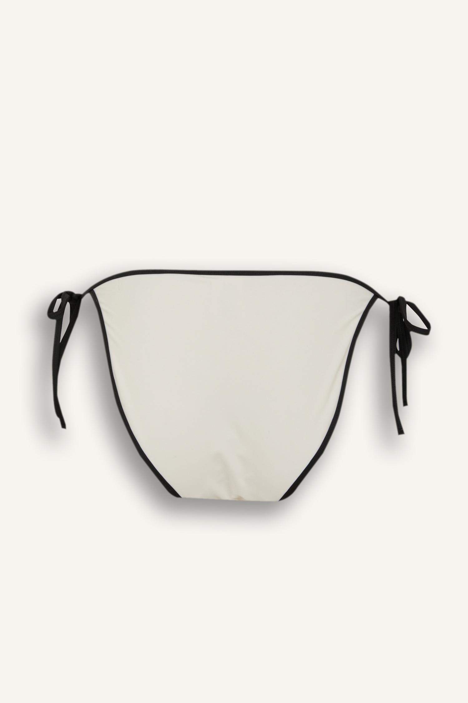 كلوت بكيني قصة عادية من Fall in Love