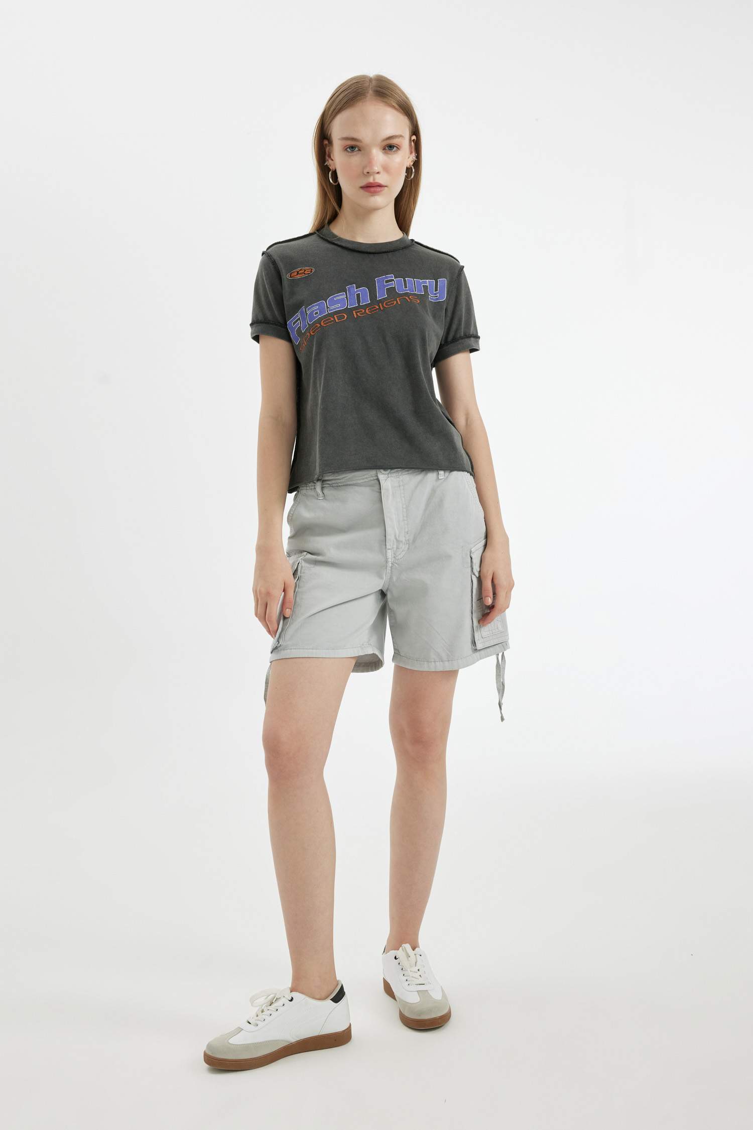 تي شيرت نص كم مخصر بياقة مستديرة