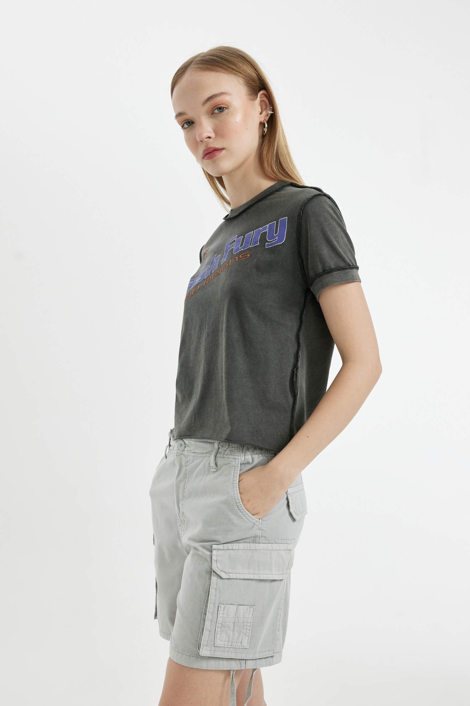 تي شيرت نص كم مخصر بياقة مستديرة