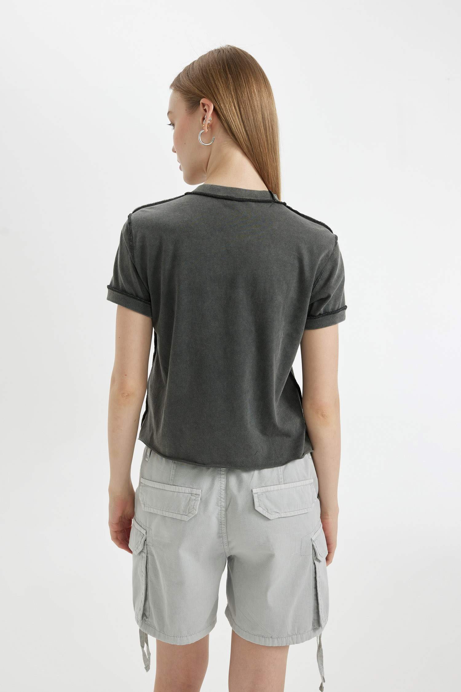 تي شيرت نص كم مخصر بياقة مستديرة