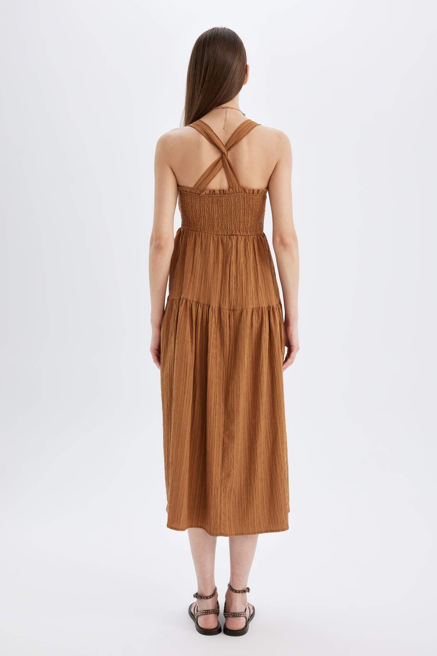 فستان ميدي نص ردن بياخة مربعة بحمالات