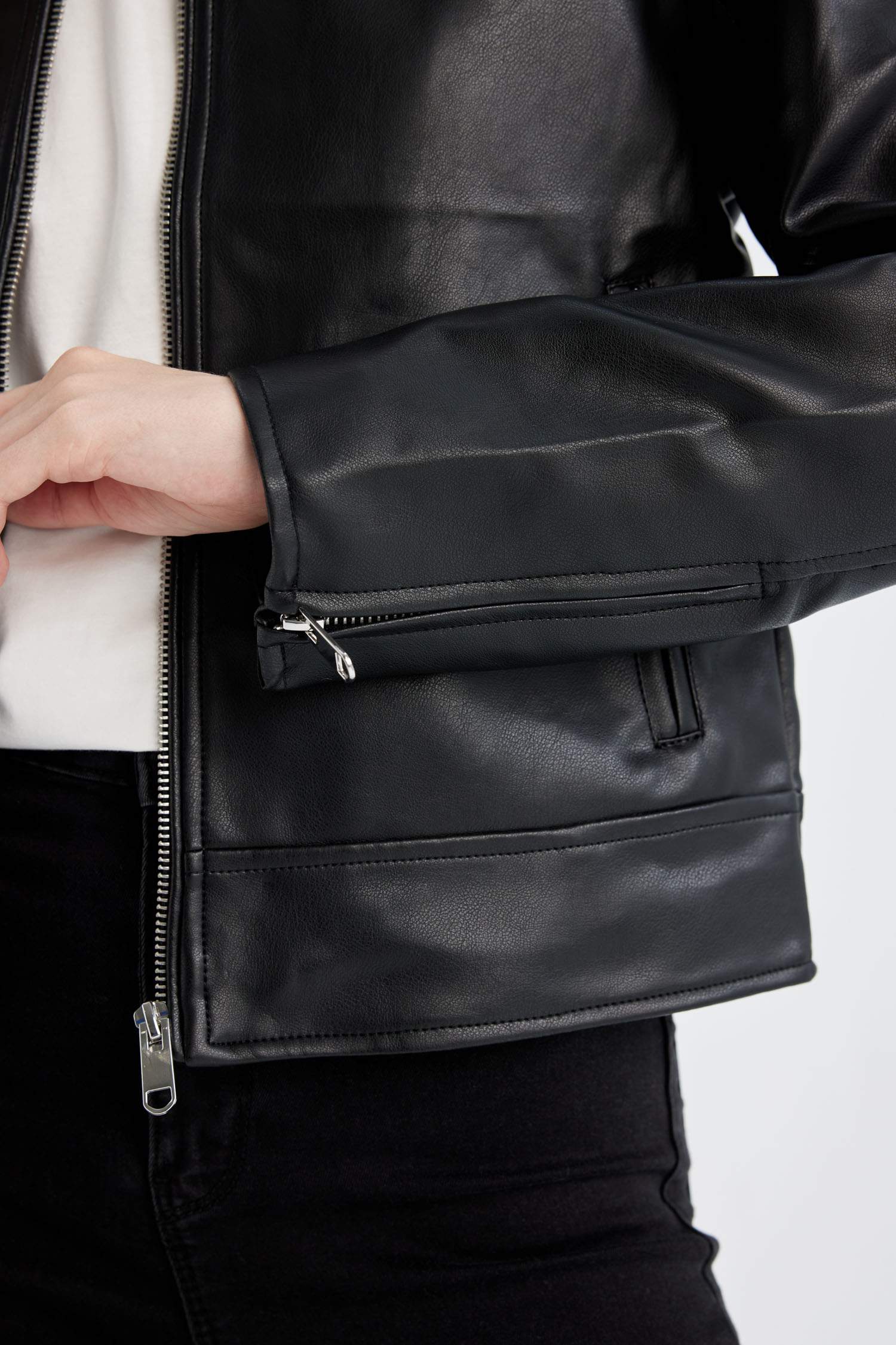 Regular Kalıp Fermuarlı Cepli Siyah Suni Deri Ceket