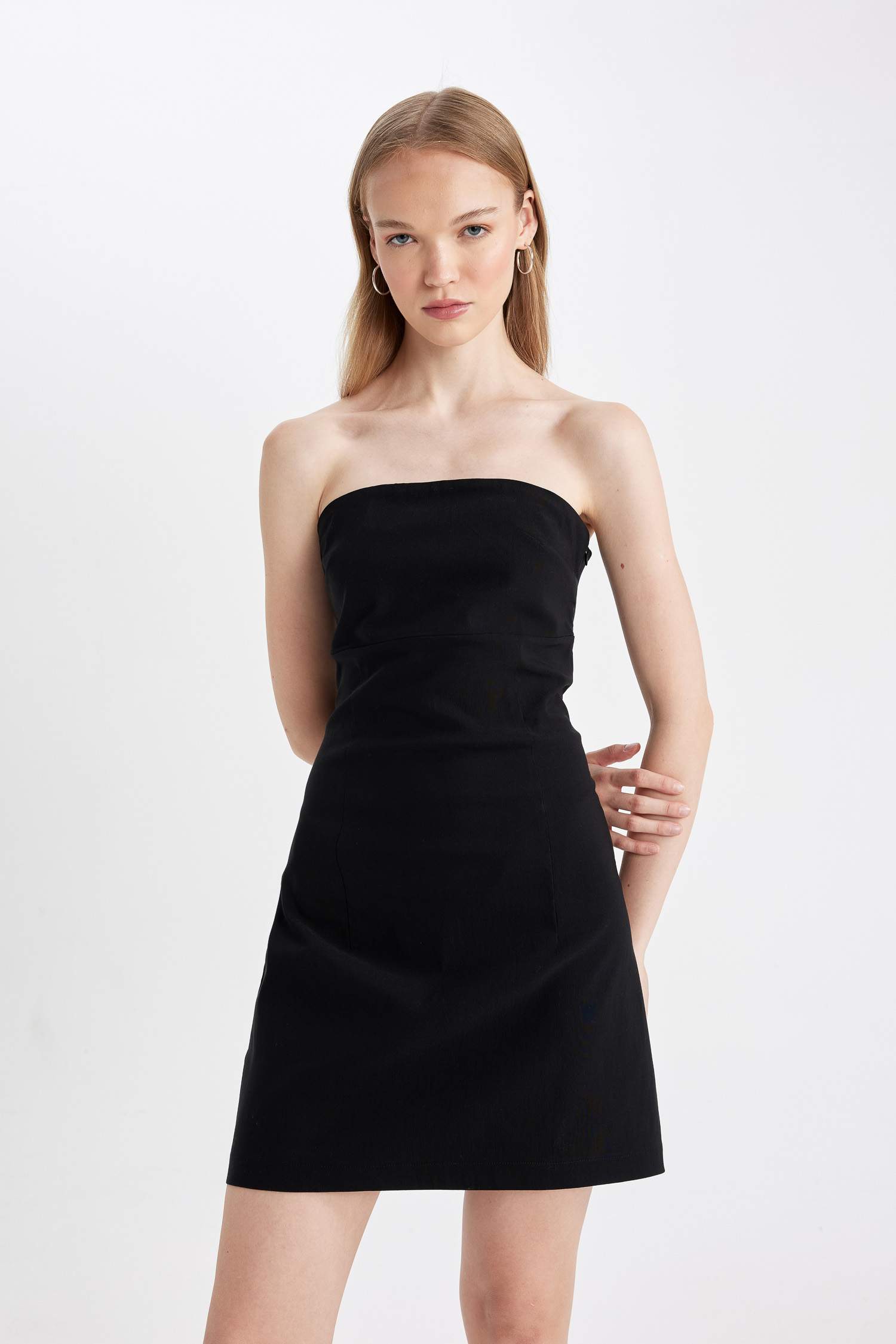 فستان قصير بدون حمالات