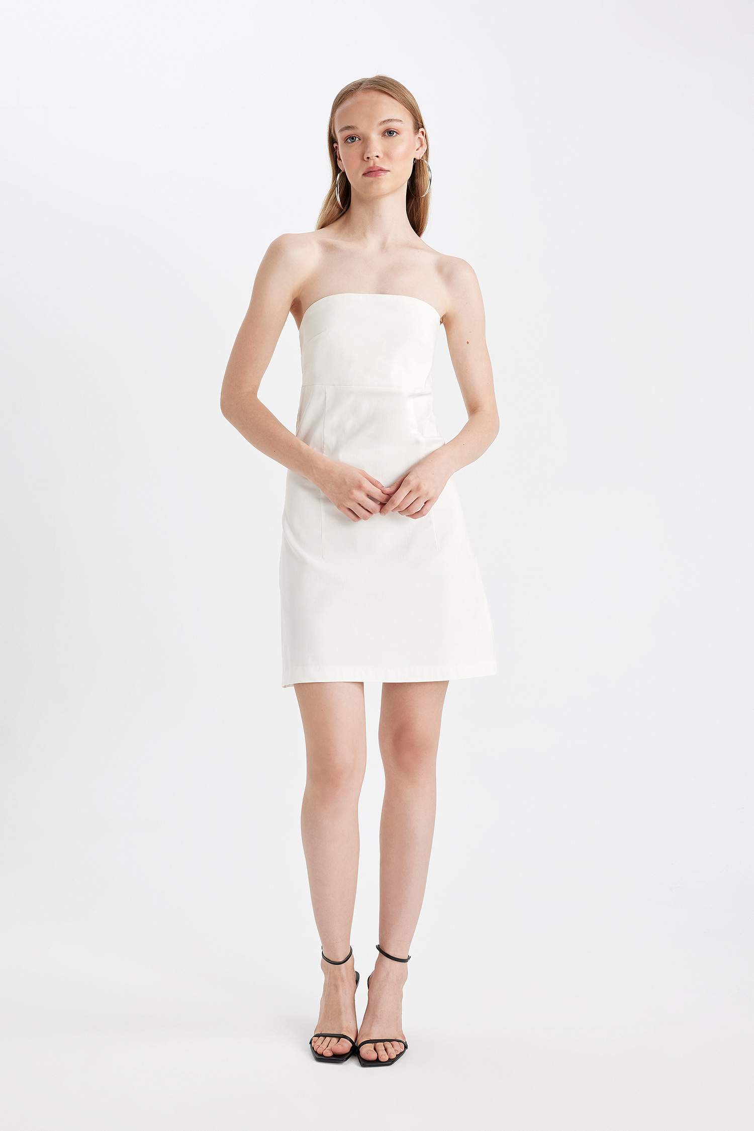 فستان ابيض قصير بدون حمالات