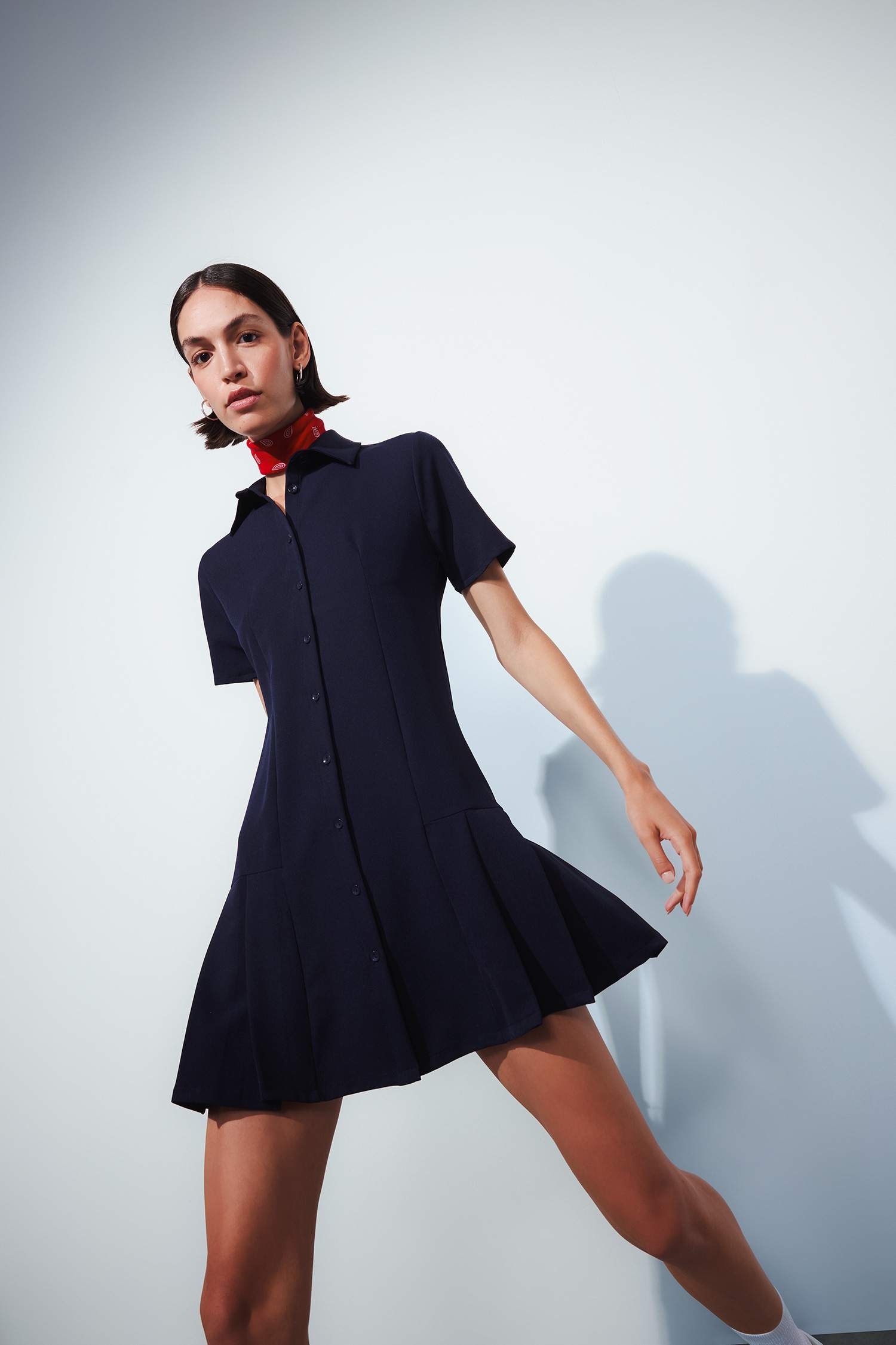 فستان قصير سامبل نص كم برقبة قميص وكسرات