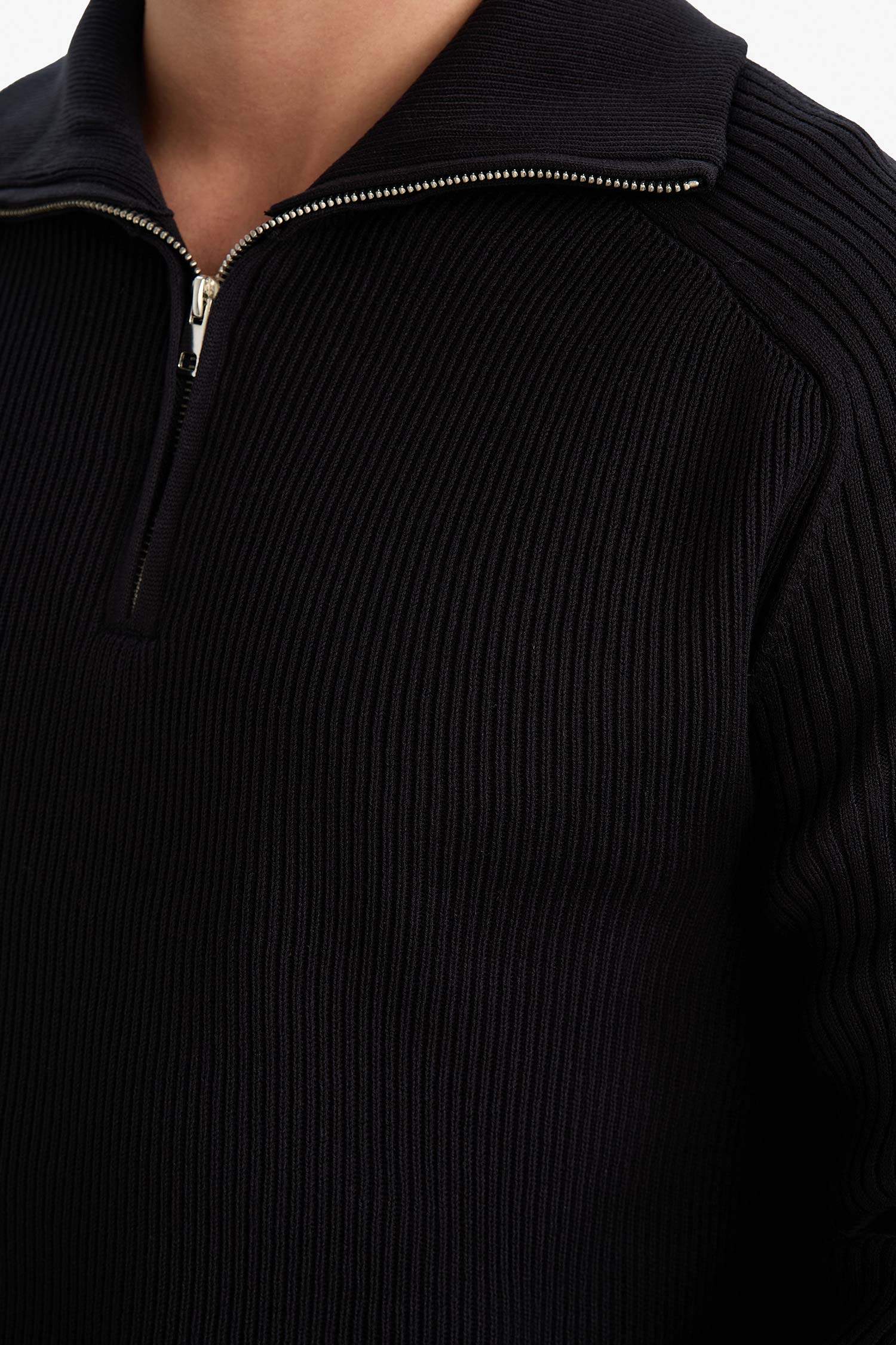 بلوفر تريكو قصة عادية برقبة عالية