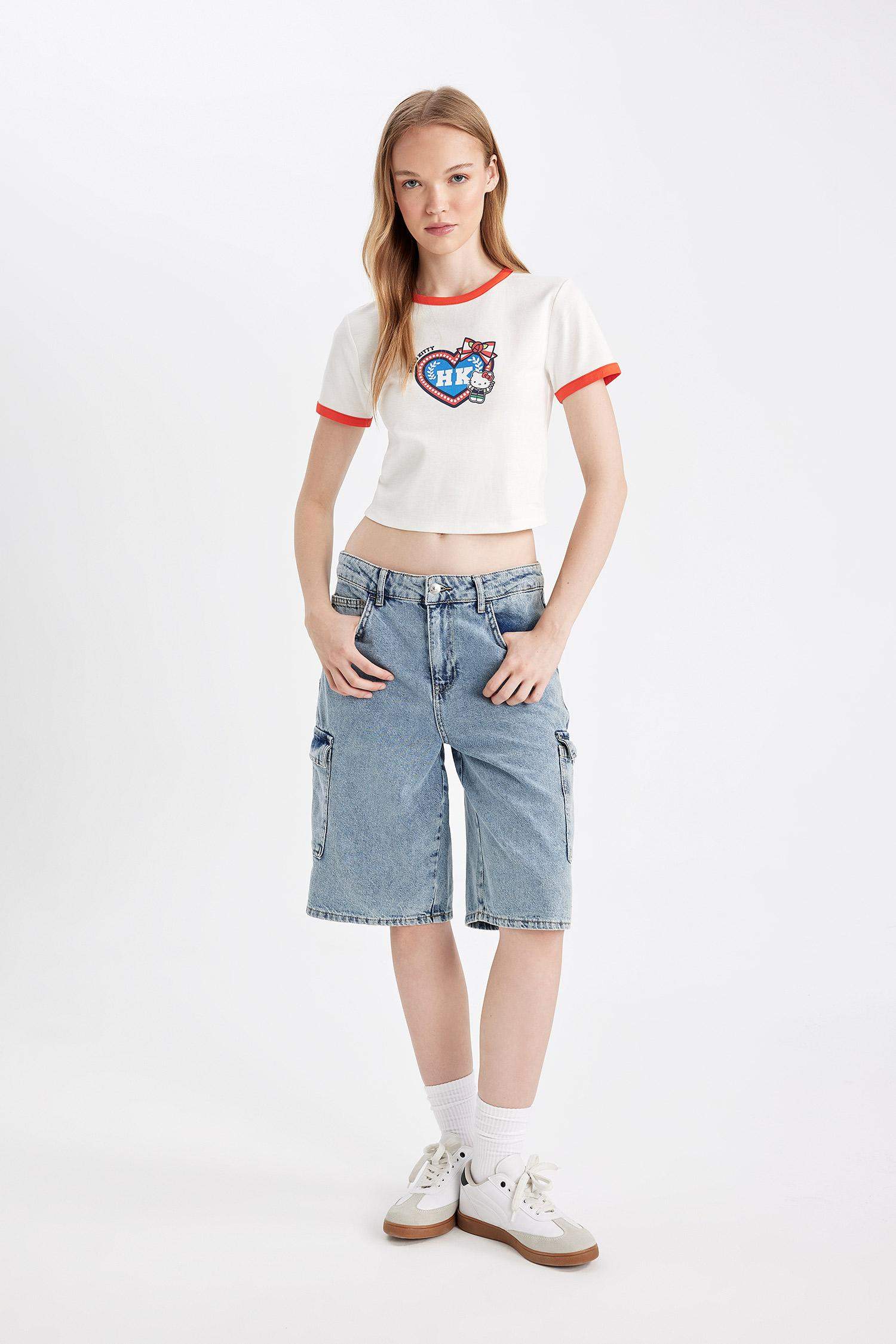 Hello Kitty Fitted Crew Neck Printed Ribbed T-Shirt