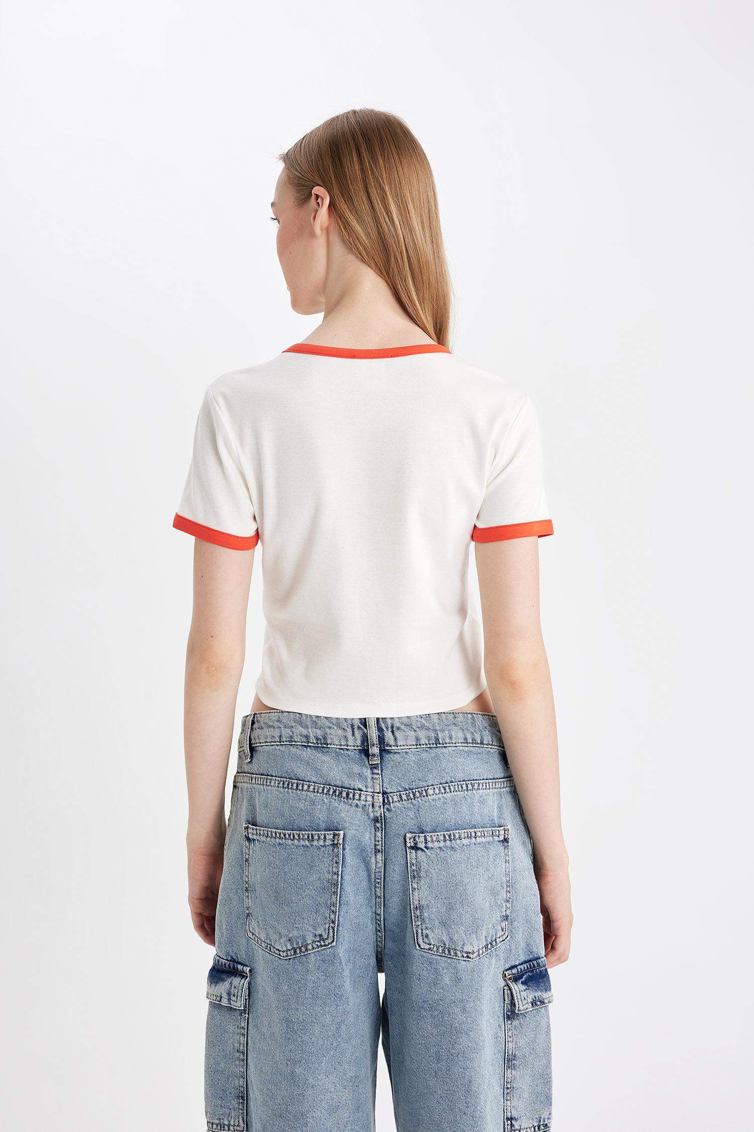 Hello Kitty Fitted Crew Neck Printed Ribbed T-Shirt