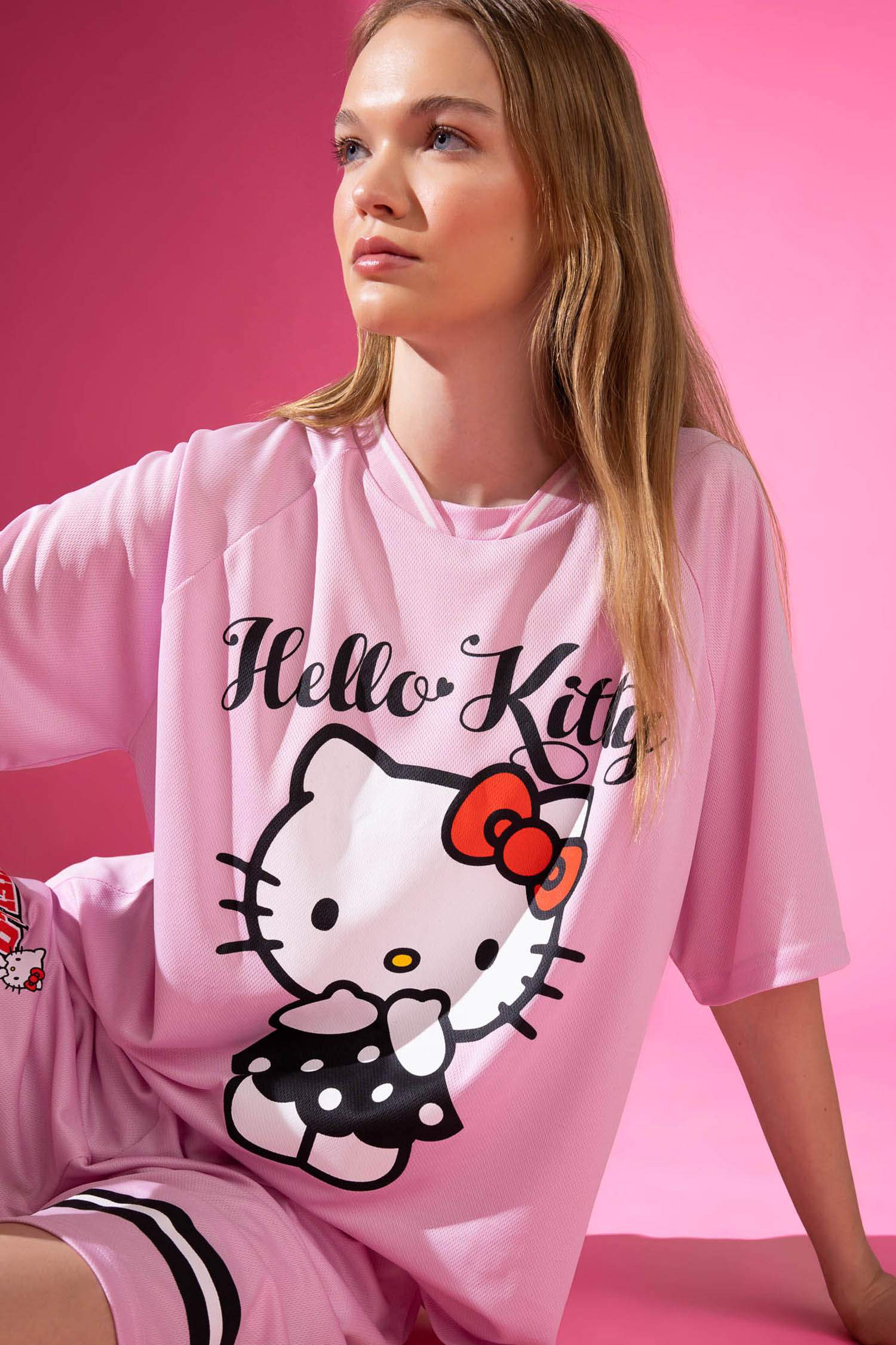 Tシャツ・カットソー [ Peak X Hello Kitty] Women's Kitsch Short Sleeve W) Snow Peak x Hello Kitty kitsch Short Sleeve T-Shirt Dark