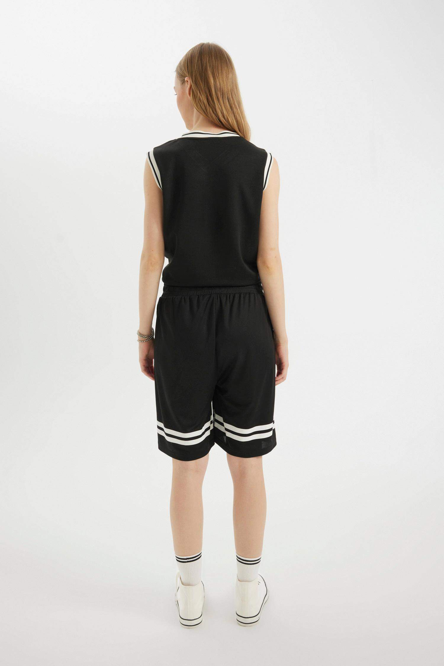 شورت قصة فضفاضة بطبعة شعار من هيلو كيتي