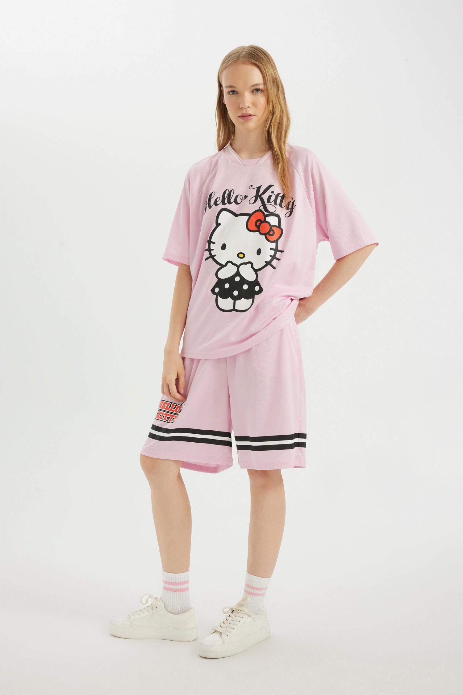 شورت قصة فضفاضة بطبعة شعار من هيلو كيتي