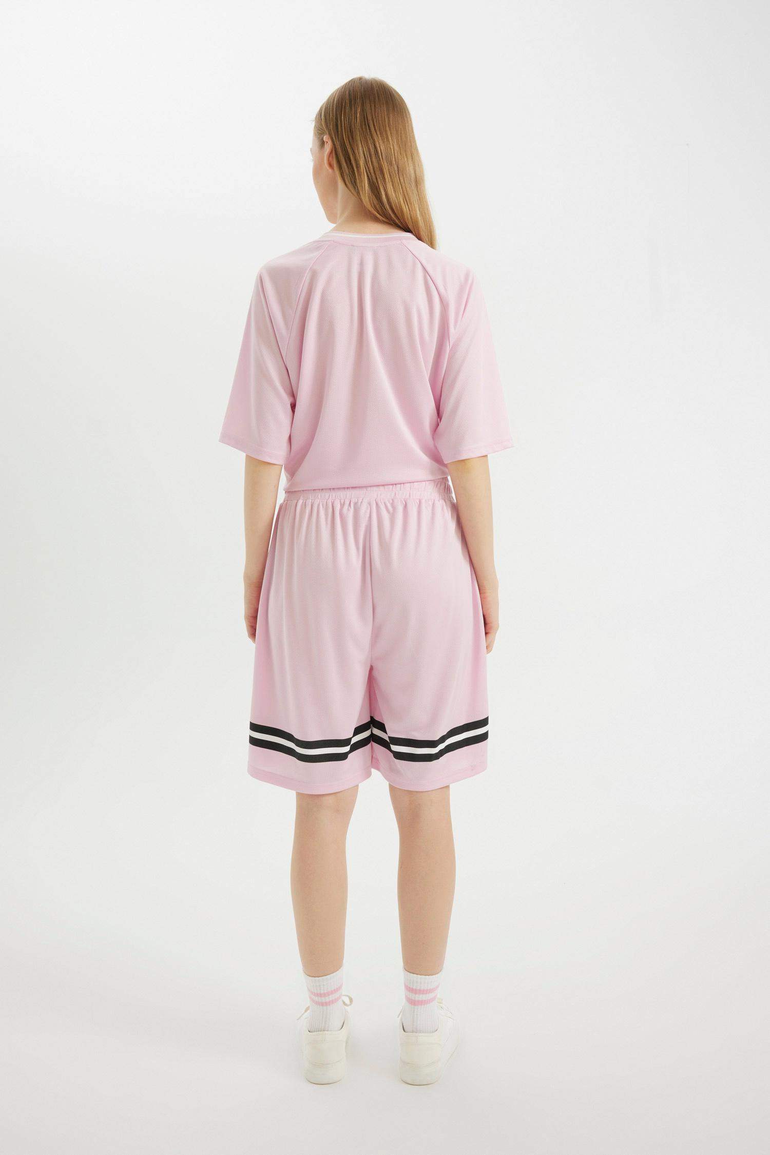 شورت قصة فضفاضة بطبعة شعار من هيلو كيتي