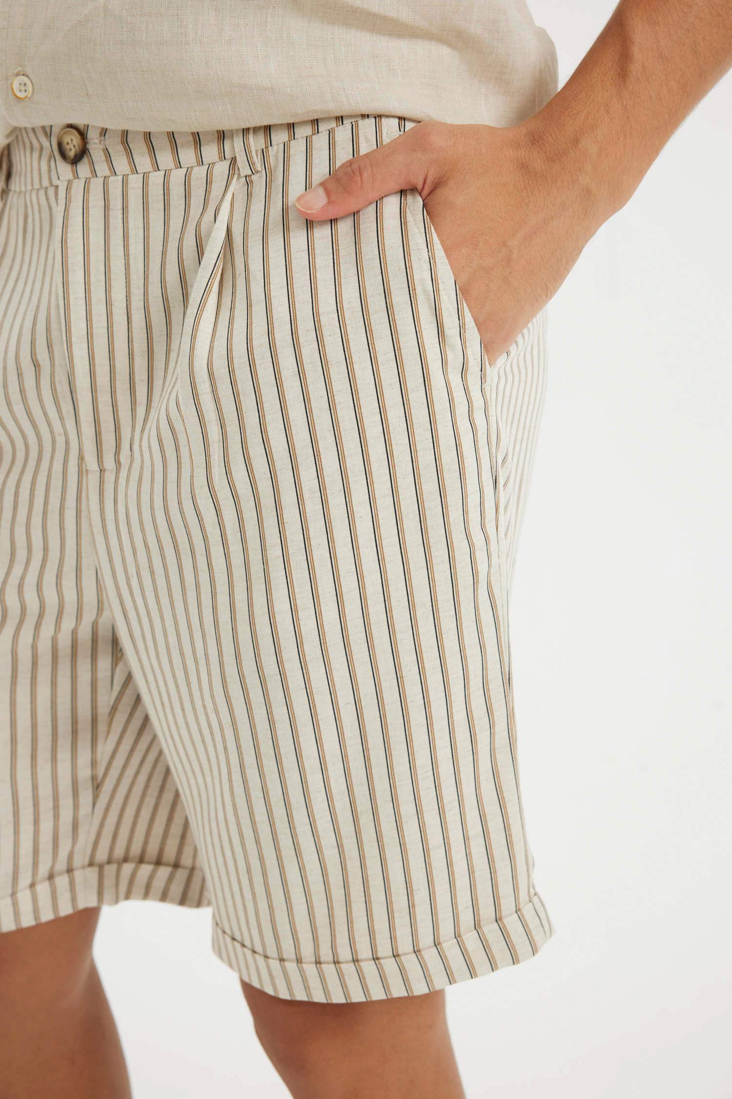 شورت برمودا ممزوج بالكتان