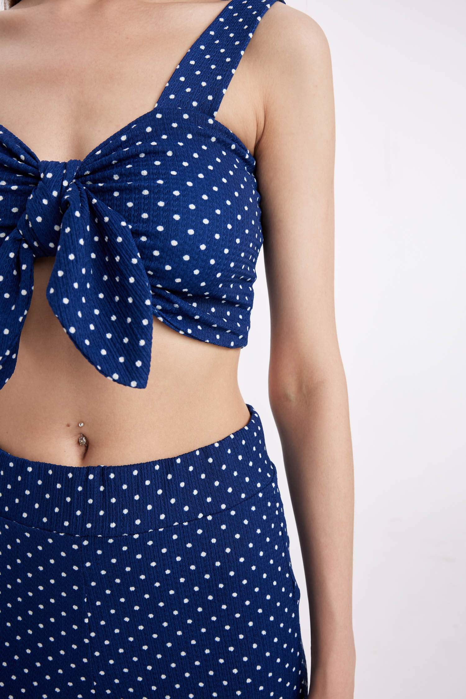 بلوزة كروب منقط بحمالات