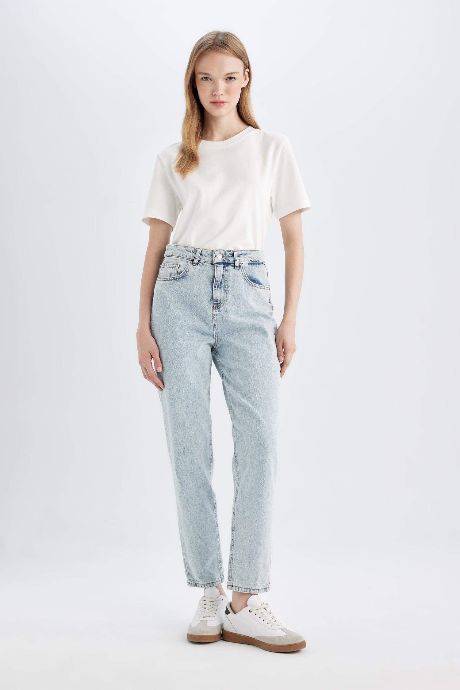 سروال جينز موم فيت بخصر عالي بقالب مريح ورجل ضيق