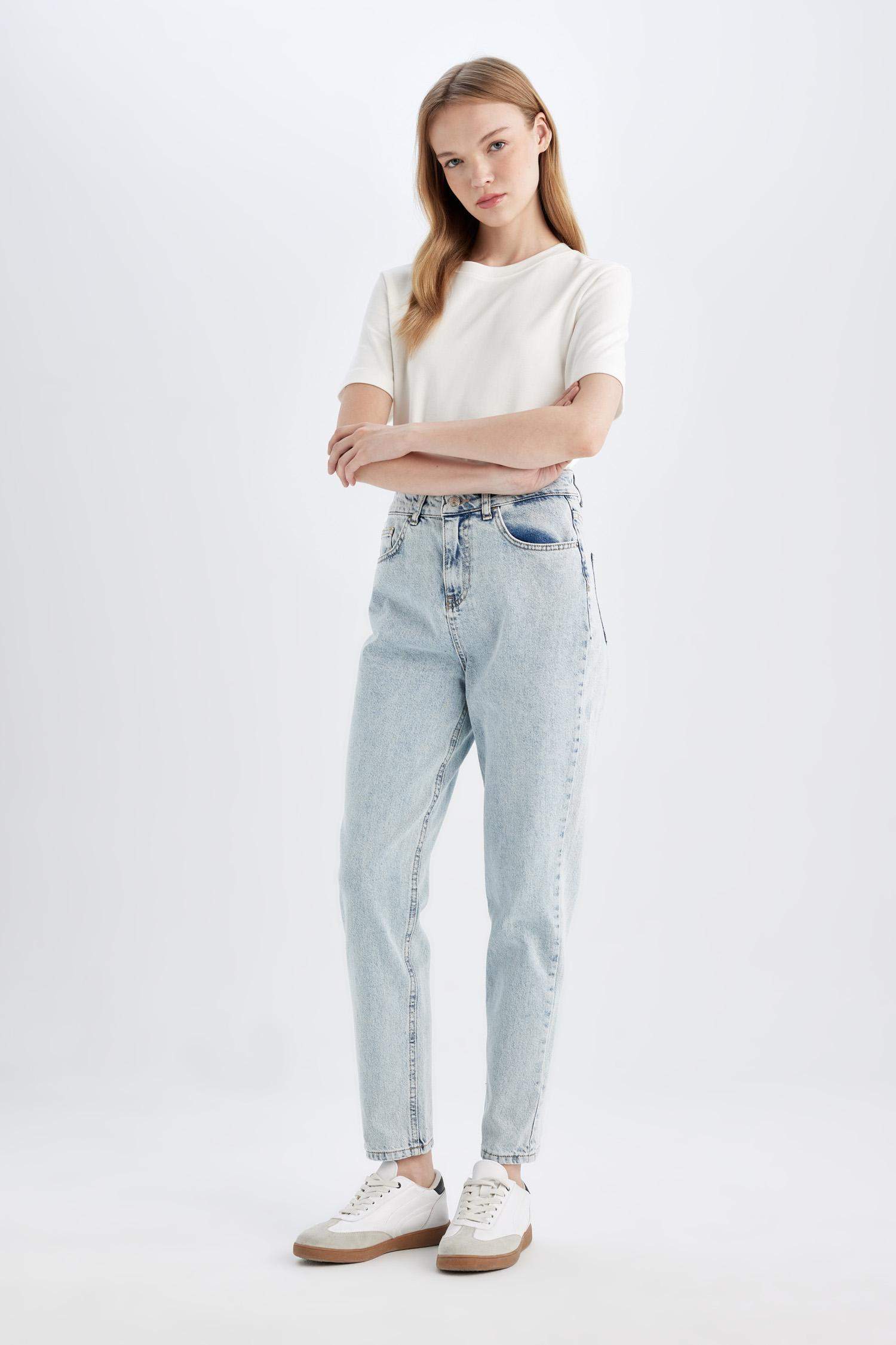 سروال جينز موم فيت بخصر عالي بقالب مريح ورجل ضيق