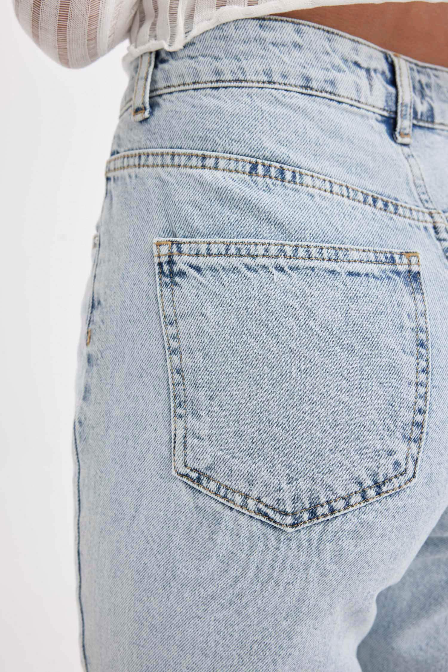 سروال جينز موم فيت بخصر عالي بقالب مريح ورجل ضيق