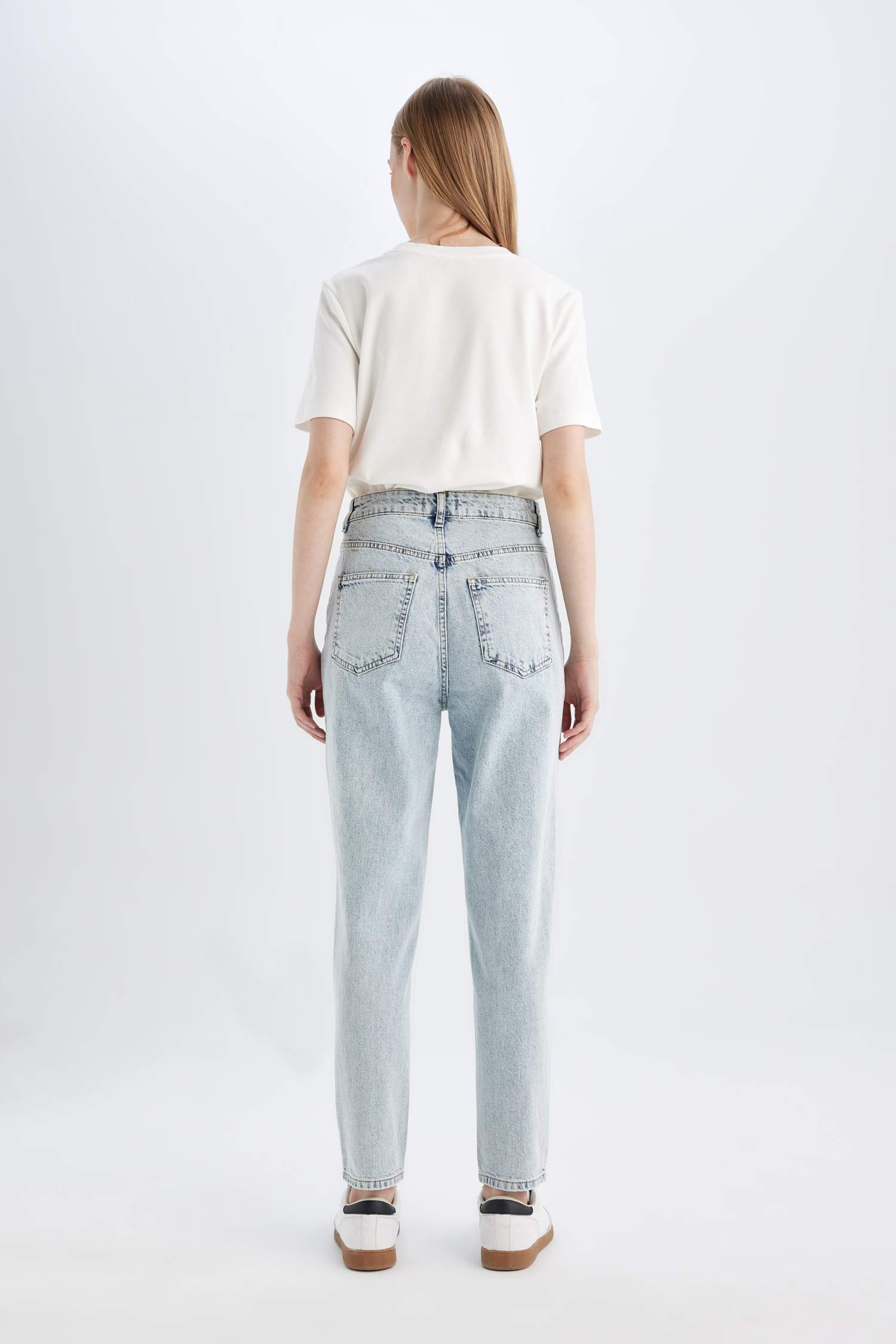 سروال جينز موم فيت بخصر عالي بقالب مريح ورجل ضيق