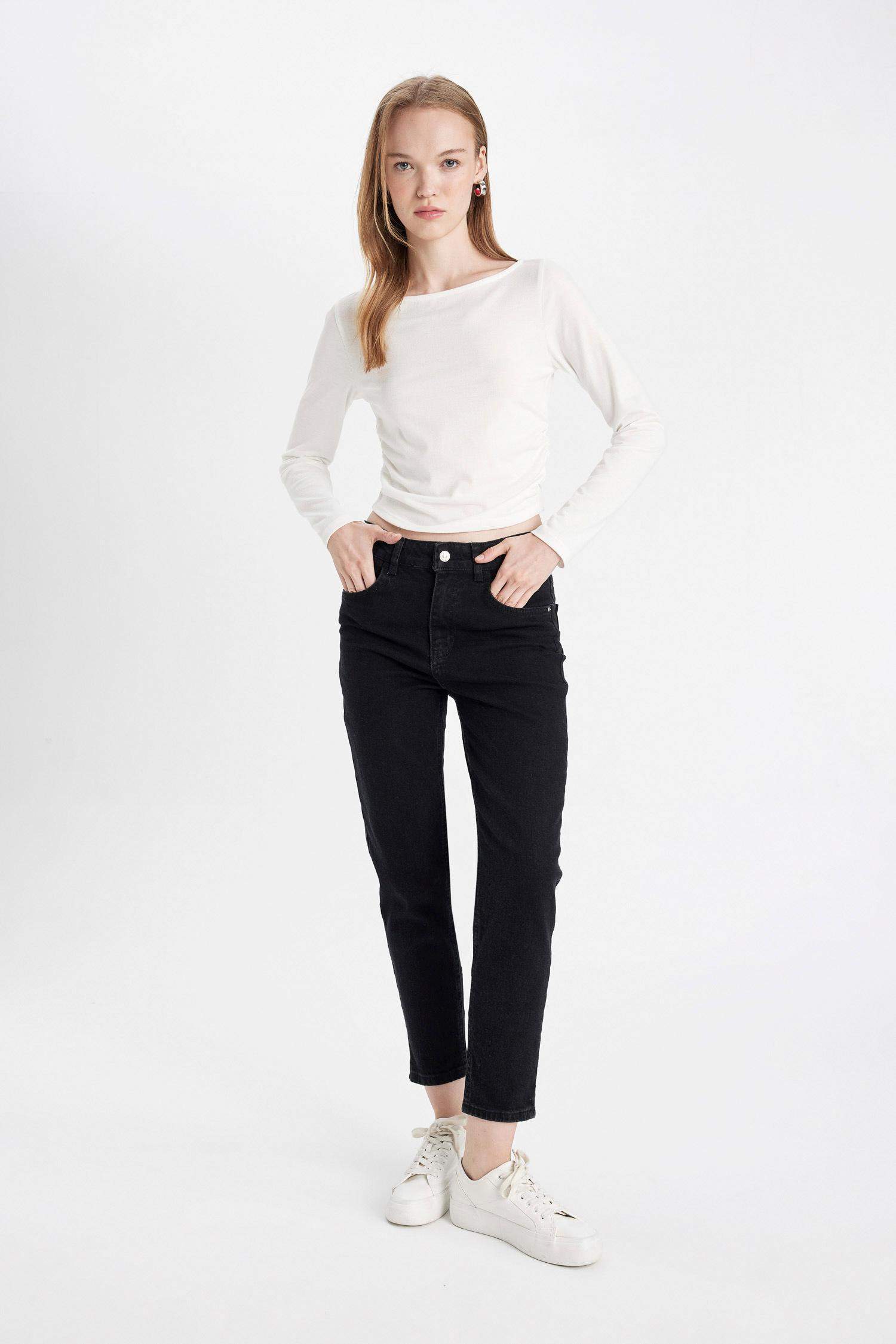 سروال جينز كومفرت موم بقالب مريح خفيف وخصر عالي