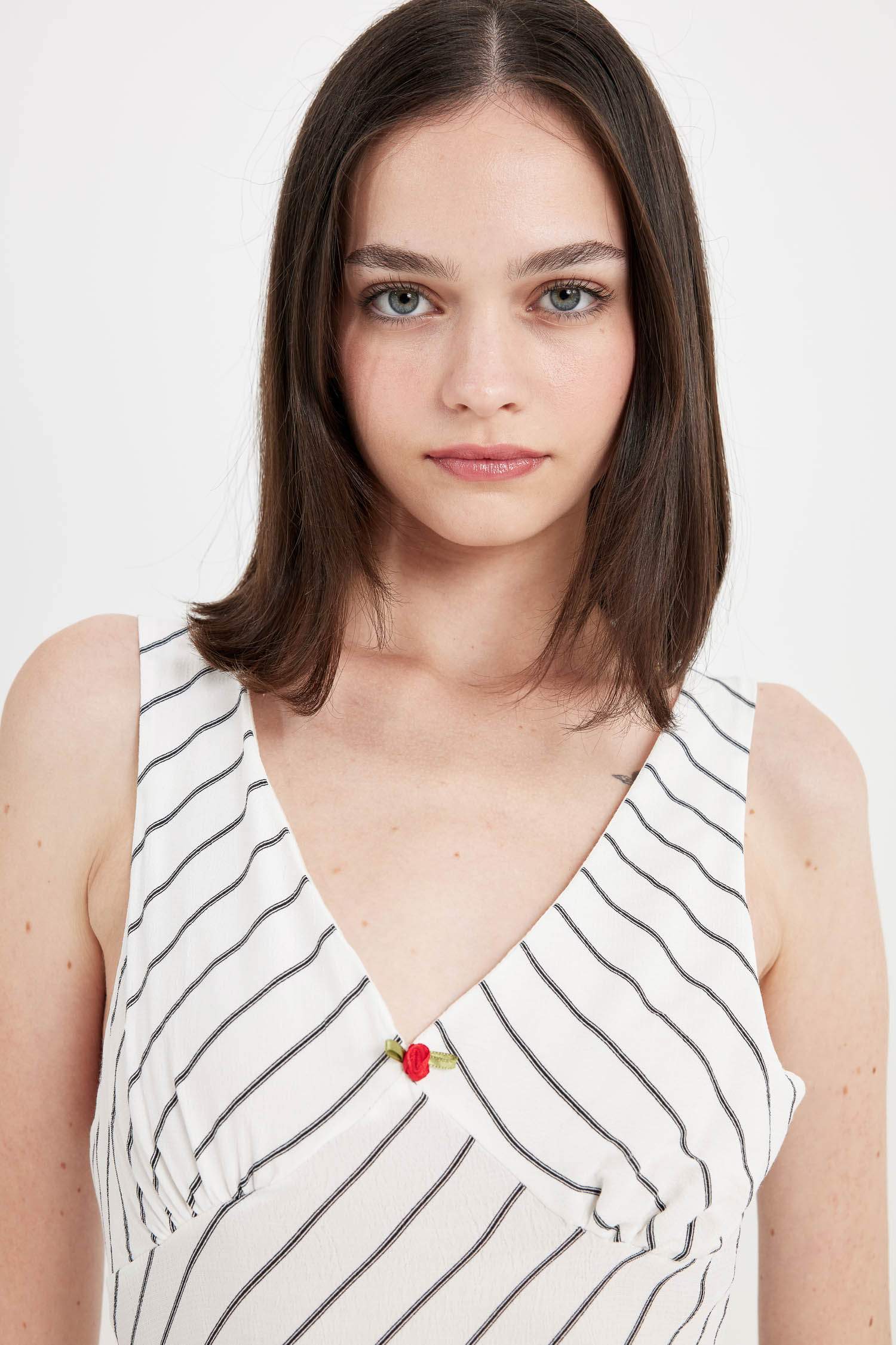 فستان طويل مخطط بحمالات بقصة A برقبة V