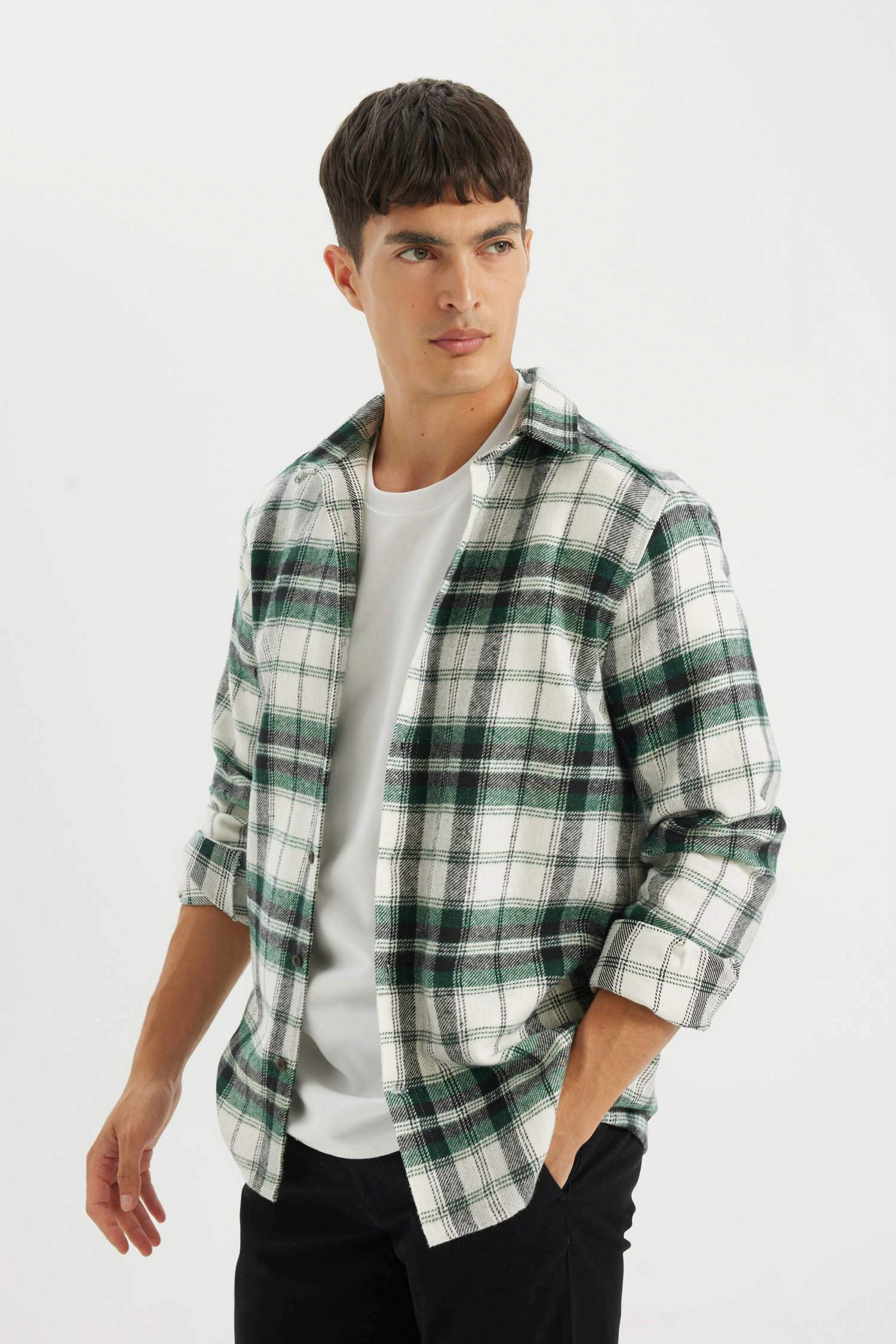 Рубашка в клетку стандартного кроя с длинным рукавом