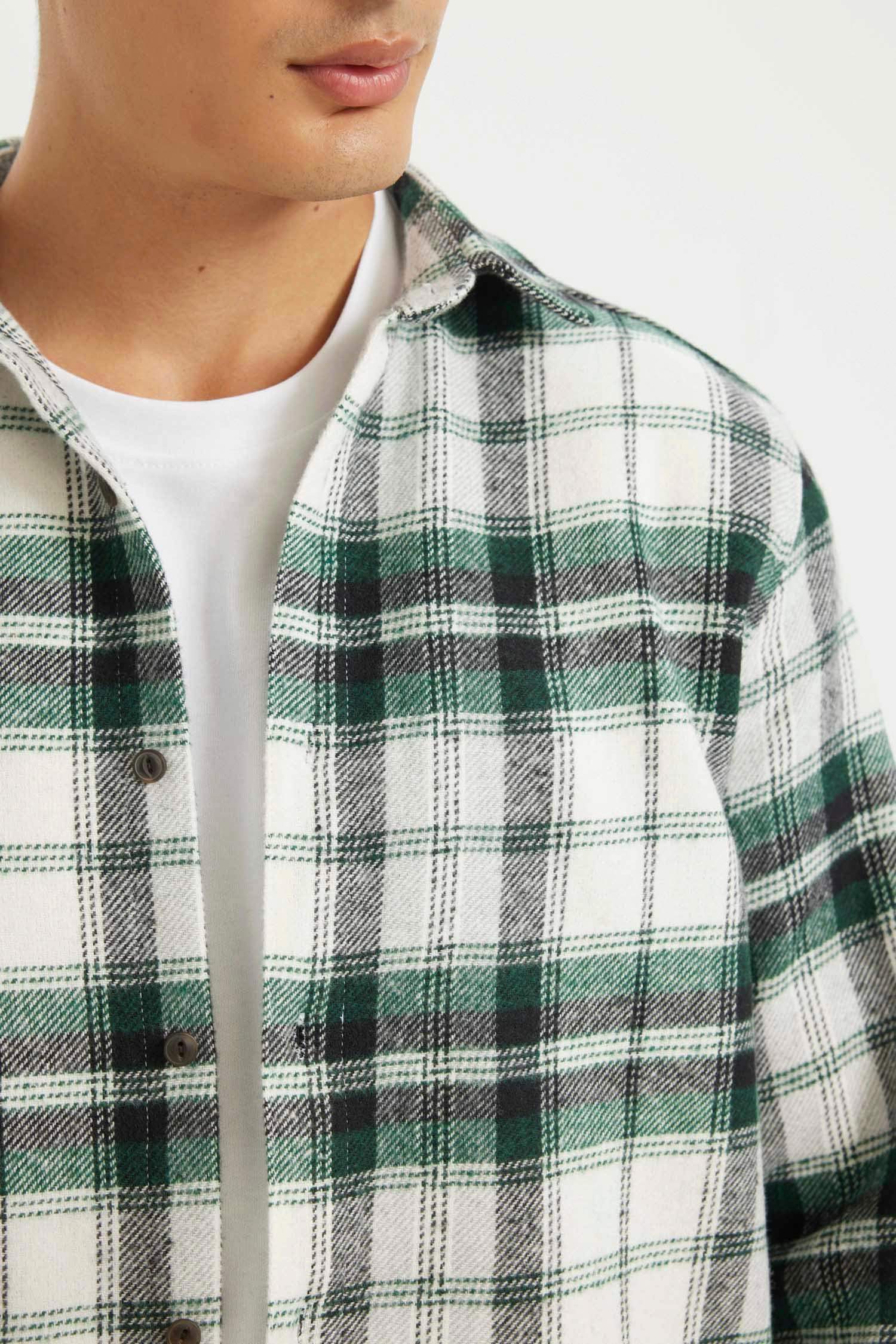 Рубашка в клетку стандартного кроя с длинным рукавом