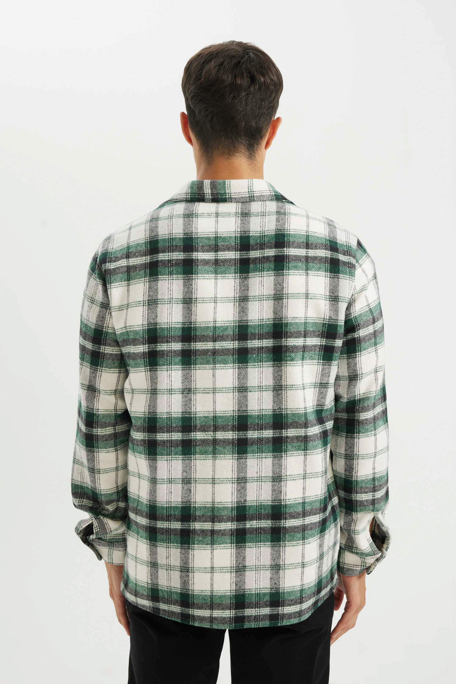 Рубашка в клетку стандартного кроя с длинным рукавом