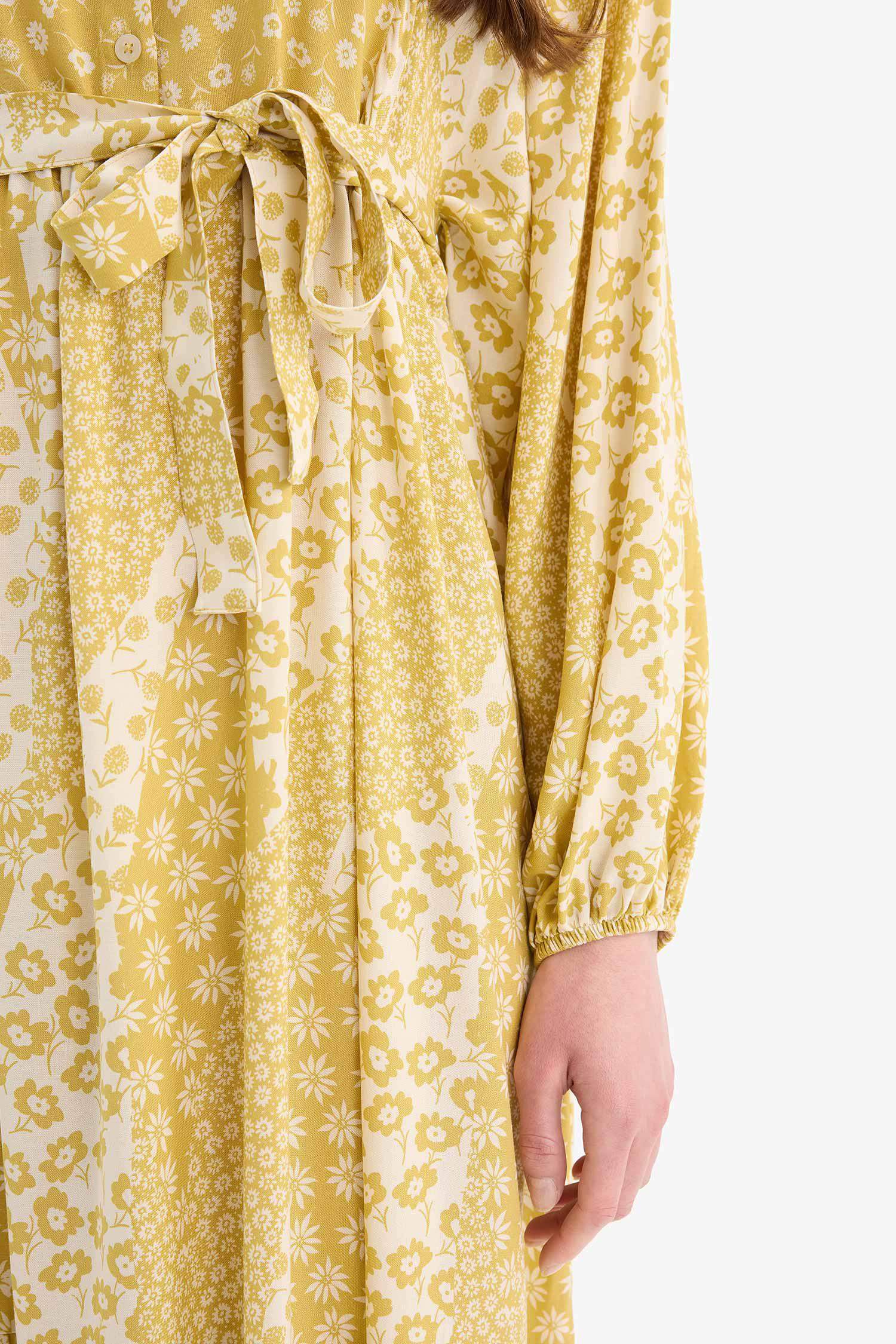 Robe longue imprimée à col officier avec ceinture et manches longues