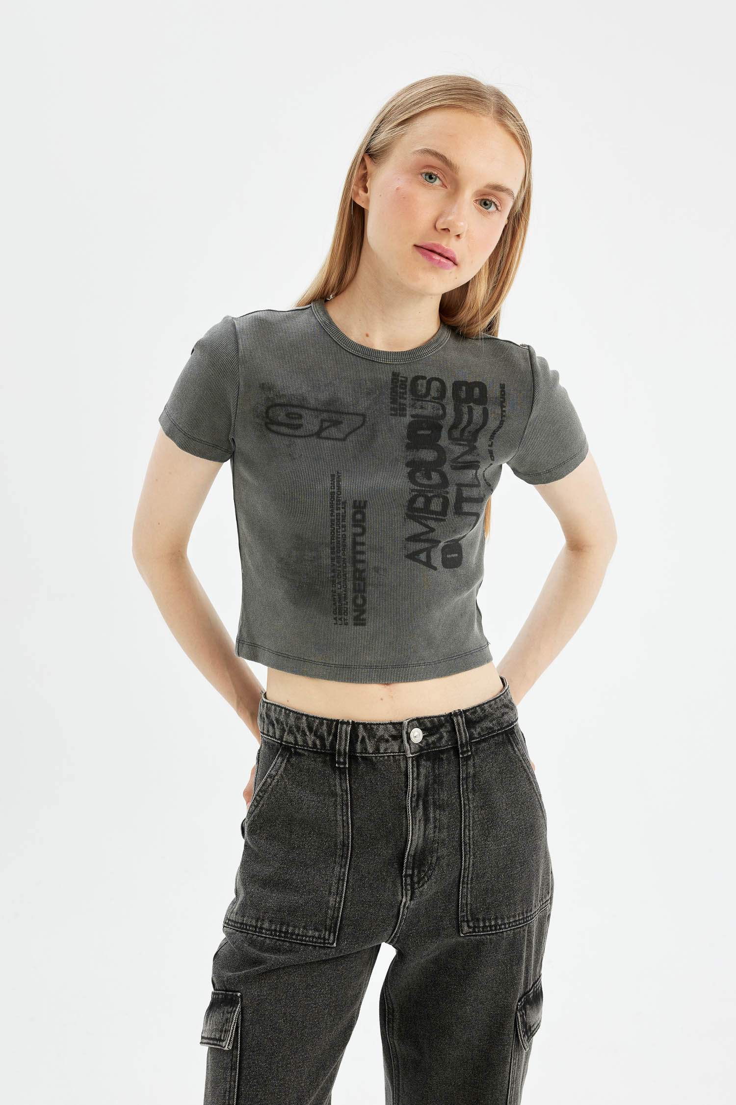 تيشيرت نص ردن مخصر مضلع بياخة مستديرة