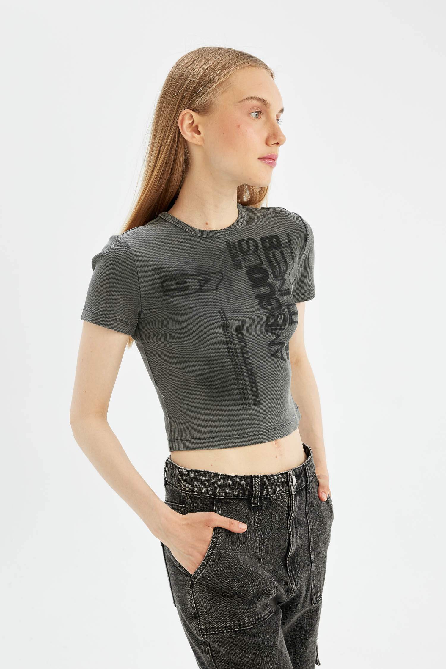 تيشيرت نص ردن مخصر مضلع بياخة مستديرة