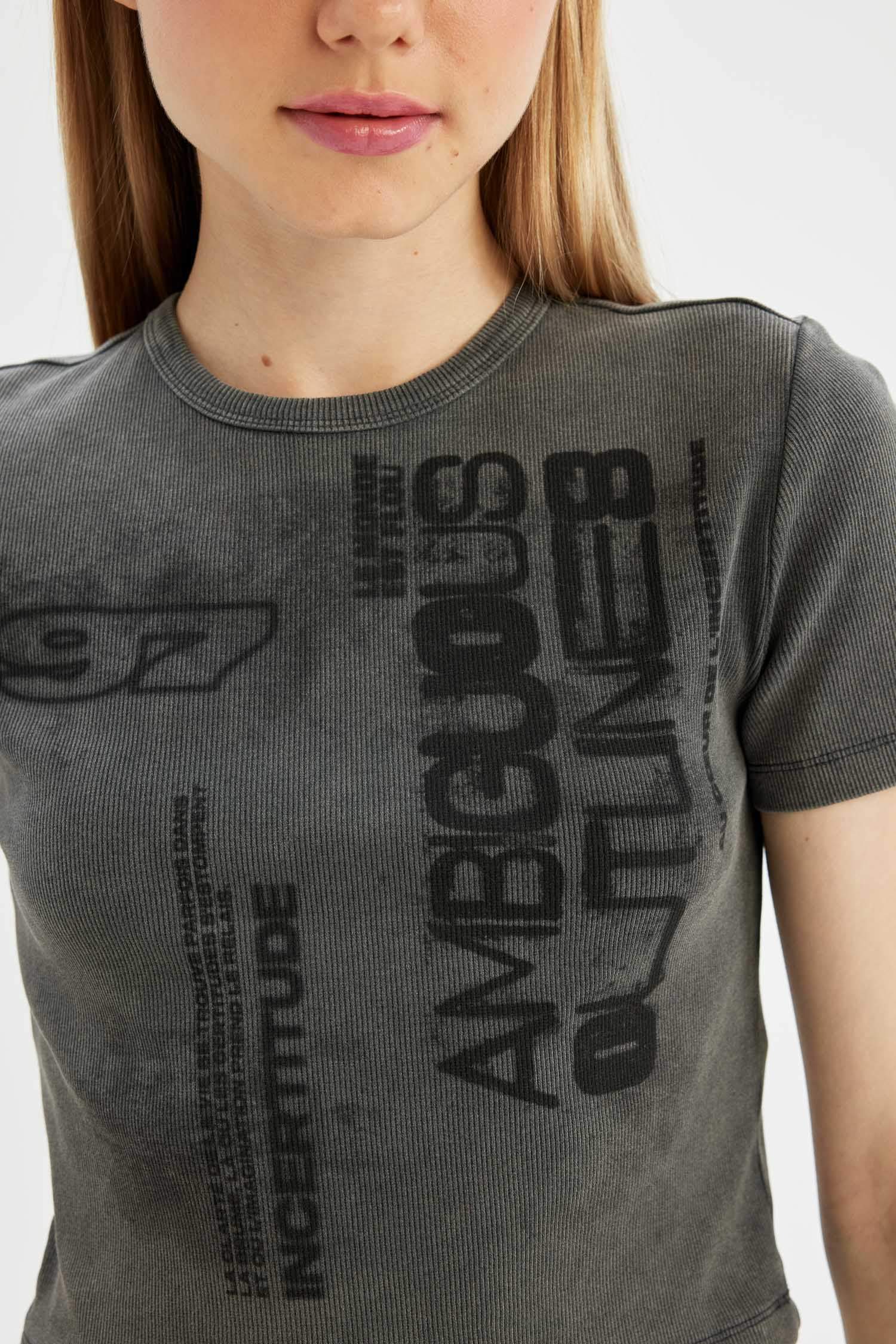 تيشيرت نص ردن مخصر مضلع بياخة مستديرة