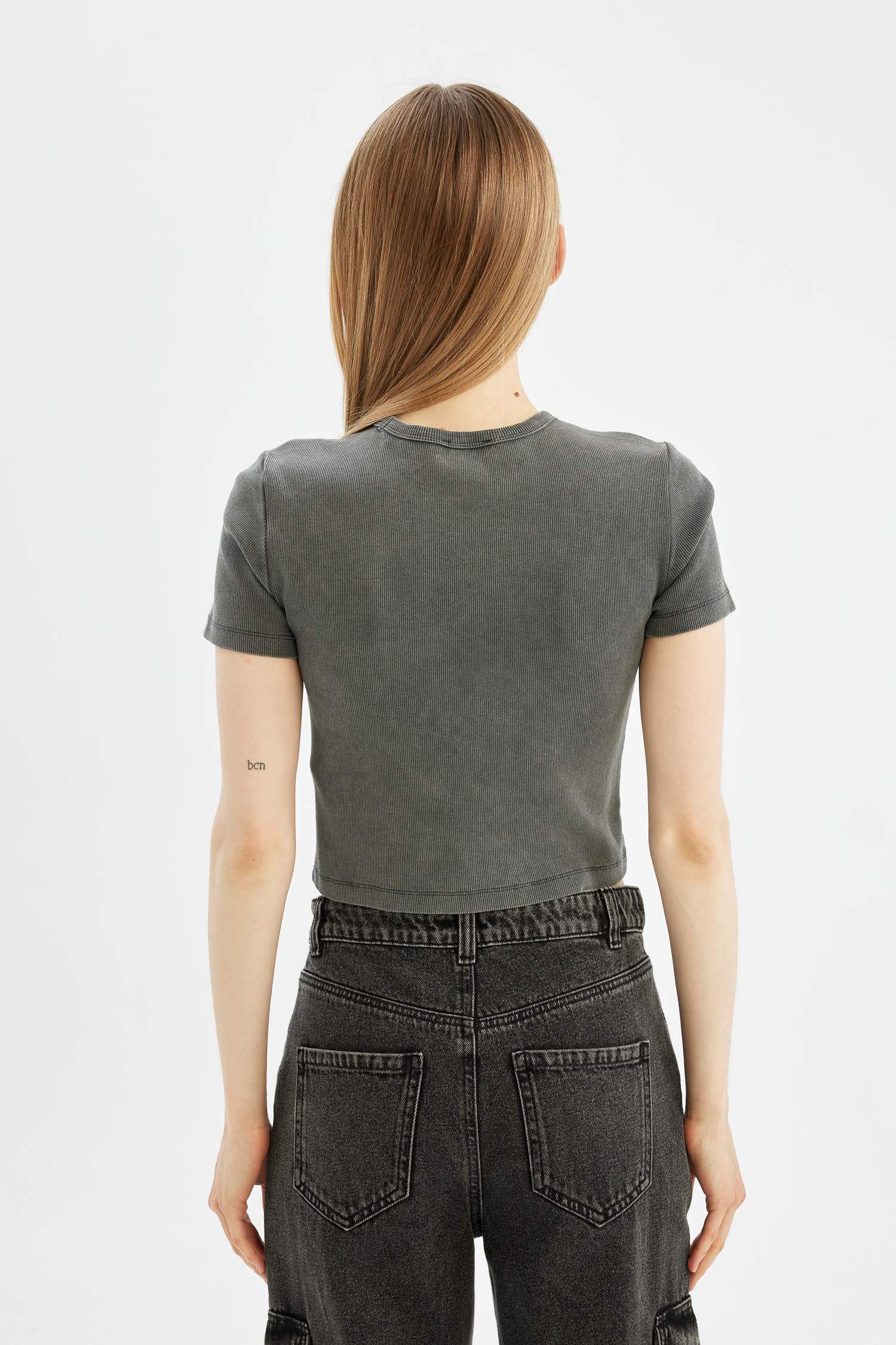 تيشيرت نص ردن مخصر مضلع بياخة مستديرة