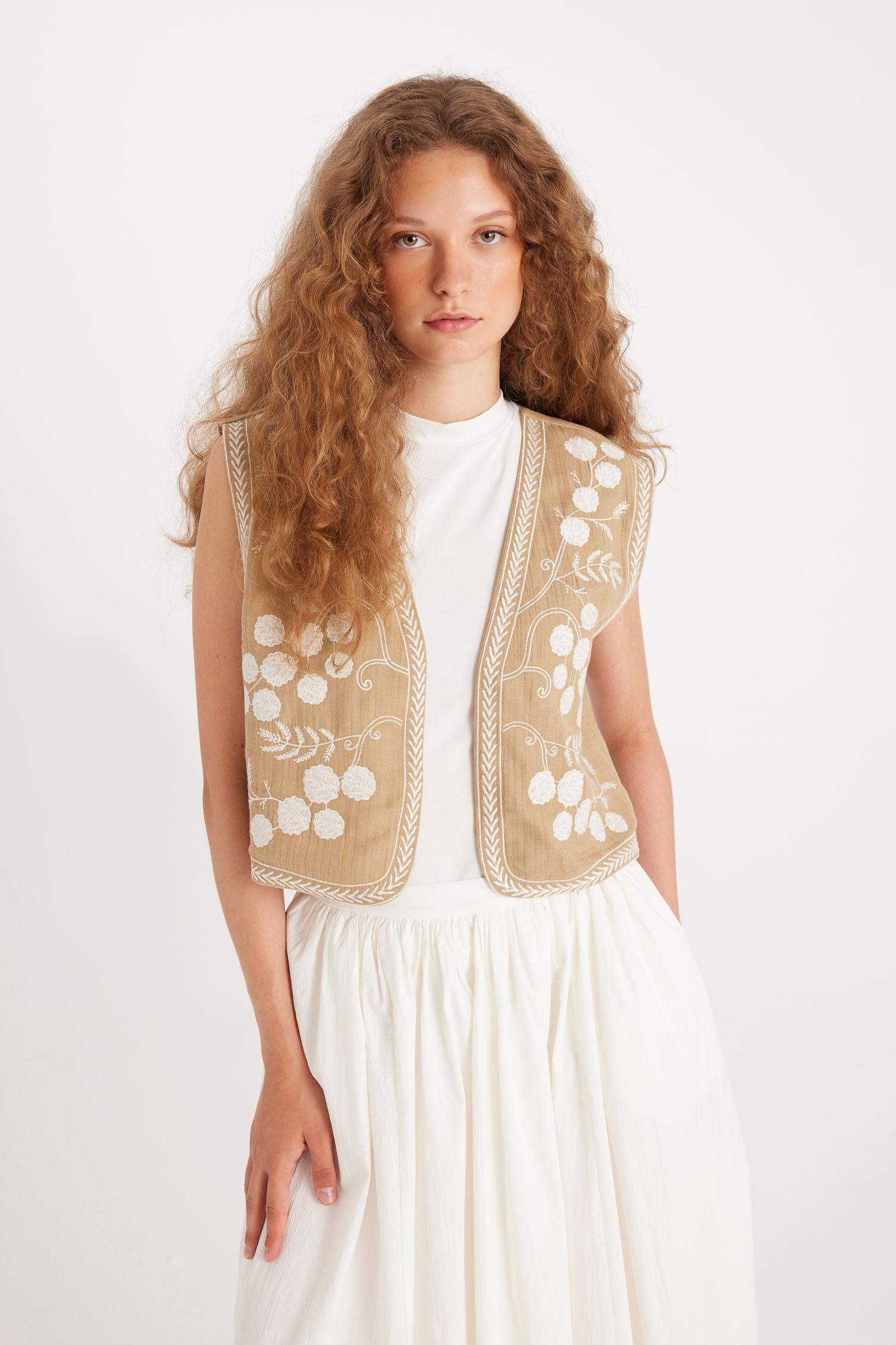 Manuka x DeFacto V Yaka İşlemeli Müslin Yelek