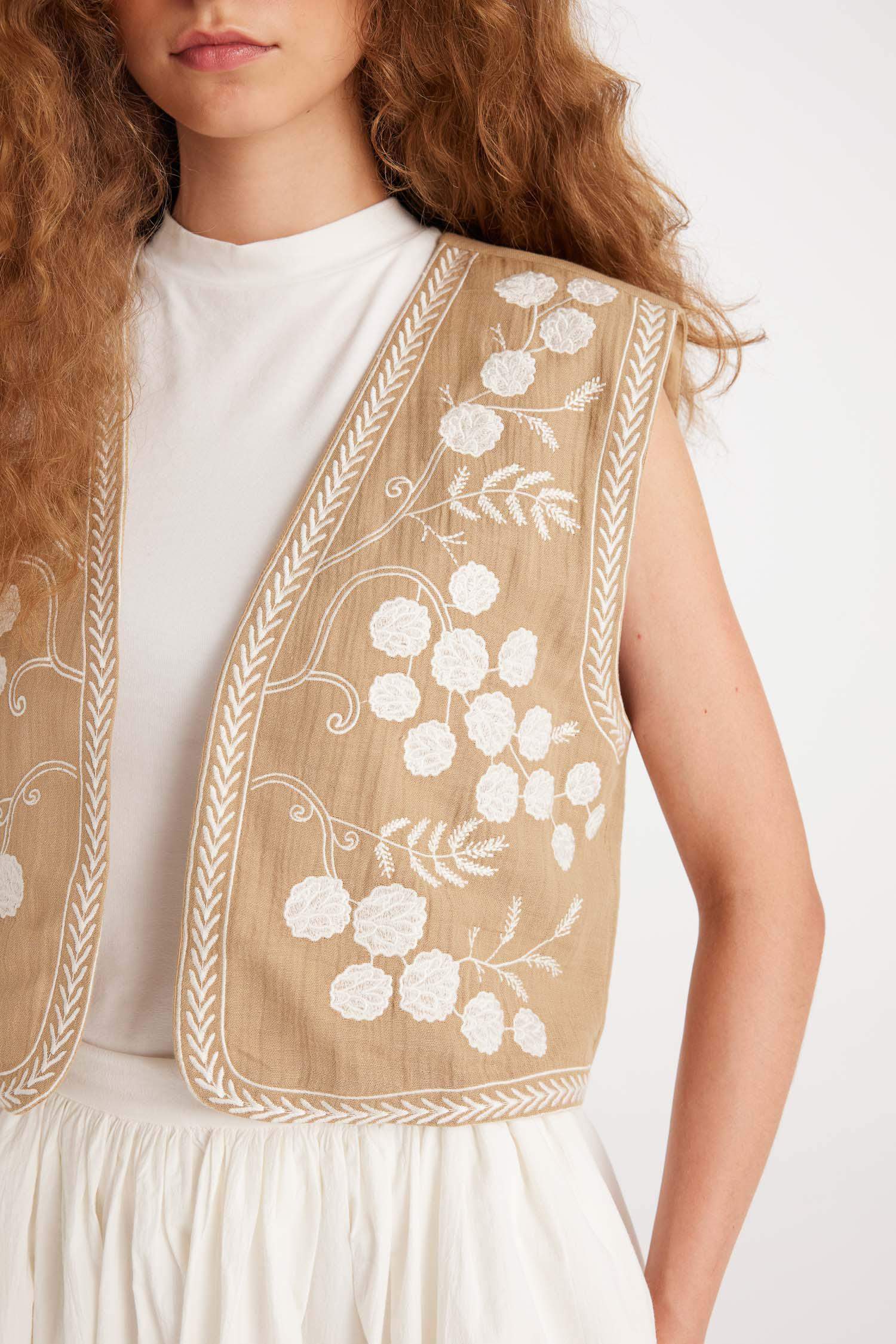 Manuka x DeFacto V Yaka İşlemeli Müslin Yelek