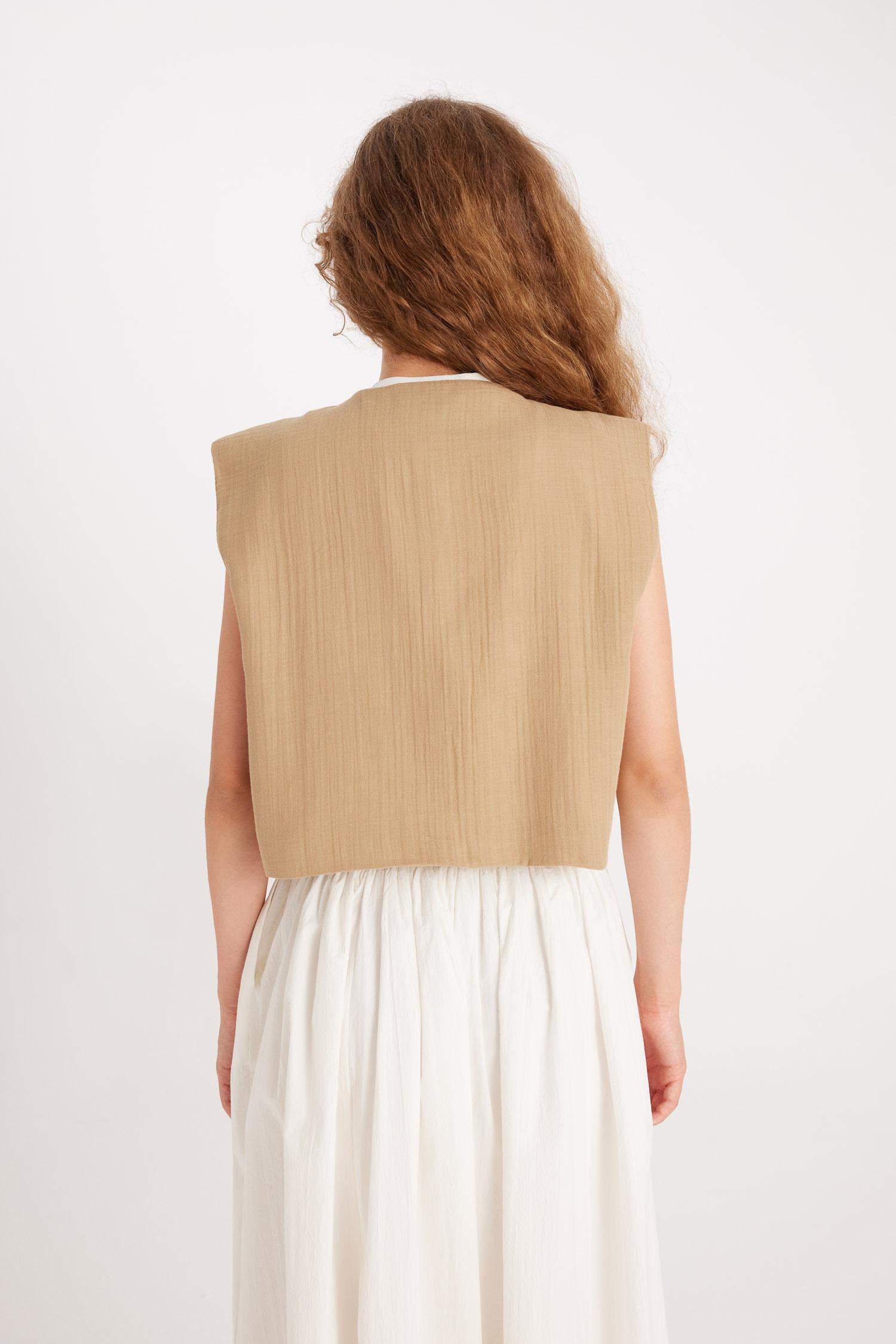 Manuka x DeFacto V Yaka İşlemeli Müslin Yelek