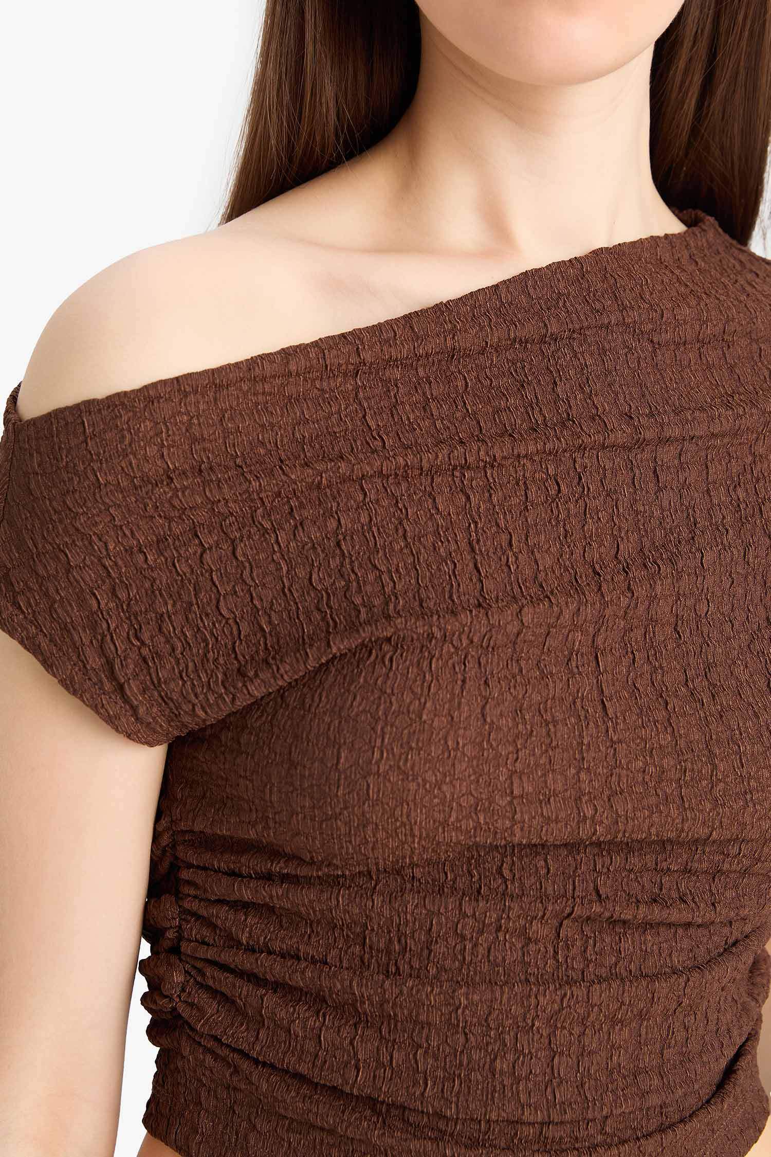 تيشيرت نص ردن منسوج سليم فيت بكتف مكشوف واحد